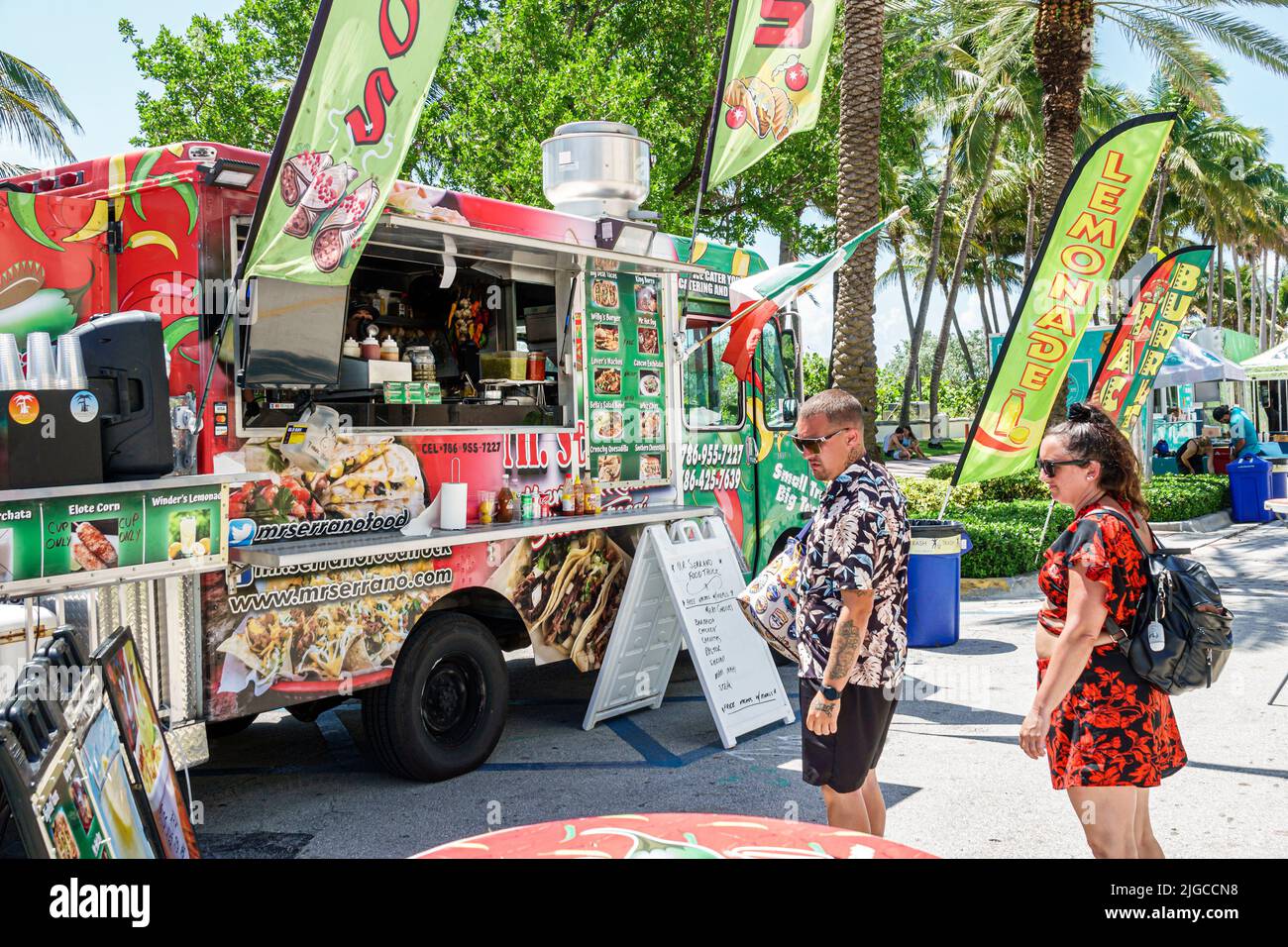 Miami Beach Florida, Ocean Terrace Fuego en el Cuarto 4th de Julio Festival de celebración de eventos, Mr. Serrano Food Truck tacos Pareja hombre mexicano e hispano w Foto de stock