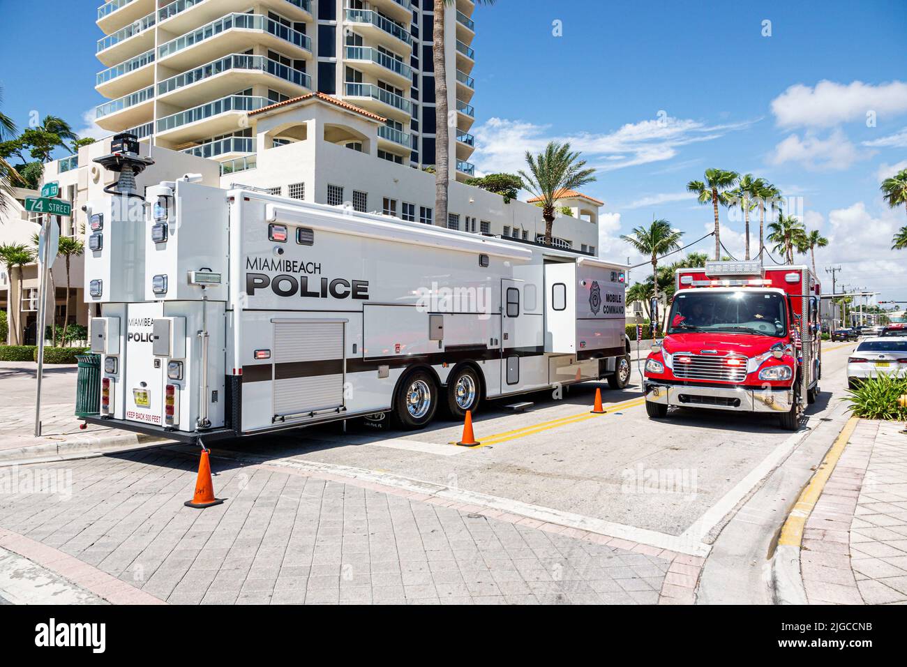 Miami Beach Florida, Ocean Terrace Fuego en el Cuarto 4th de julio Festival celebración del evento, la policía móvil estación de comando rojo fuego rescate ambulancia Foto de stock