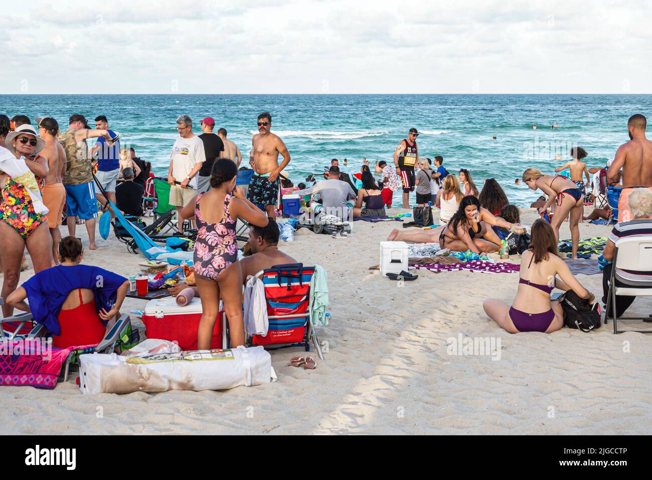 Miami Beach Florida,North Beach gente bañistas hombres hispanos mujeres familias,playa pública del Océano Atlántico Foto de stock