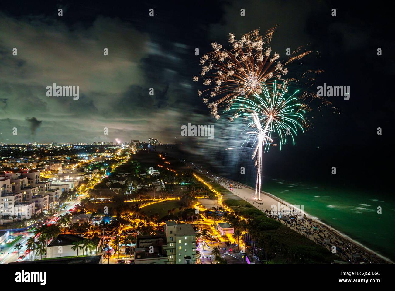 Miami Beach Florida, Ocean Terrace Fuego en el Cuarto 4th de julio celebración del evento del Festival, fuegos artificiales estallaron vista aérea sobre el Atlántico Foto de stock