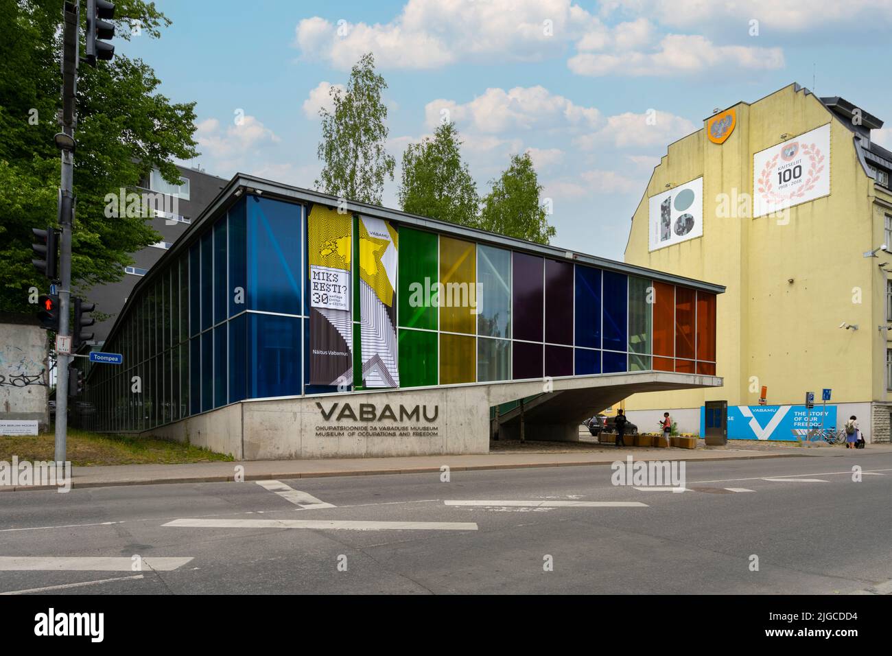 Tallin, Estonia. 2022 de julio: Vista exterior del Museo de Ocupaciones y Libertad de Vabamu, en el centro de la ciudad Foto de stock