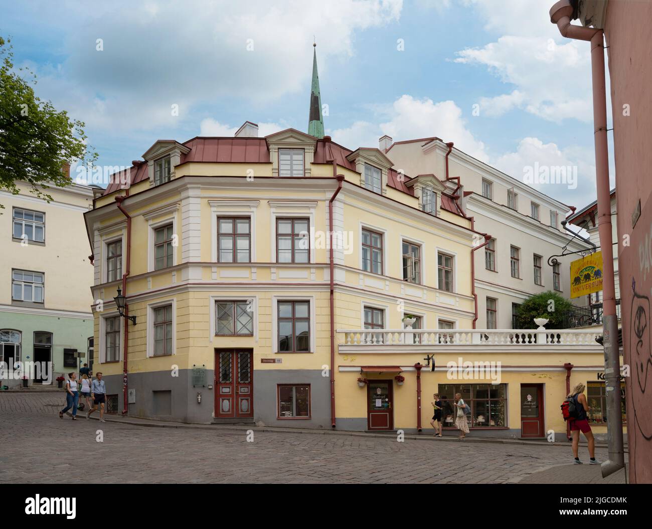 Tallin, Estonia. 2022 de julio. Vista de las típicas casas medievales en el centro histórico de la ciudad Foto de stock
