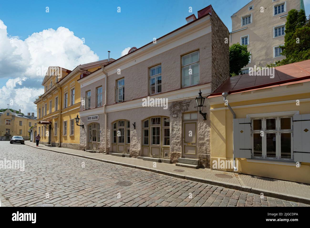 Tallin, Estonia. 2022 de julio. Vista de las típicas casas antiguas en el centro histórico de la ciudad Foto de stock
