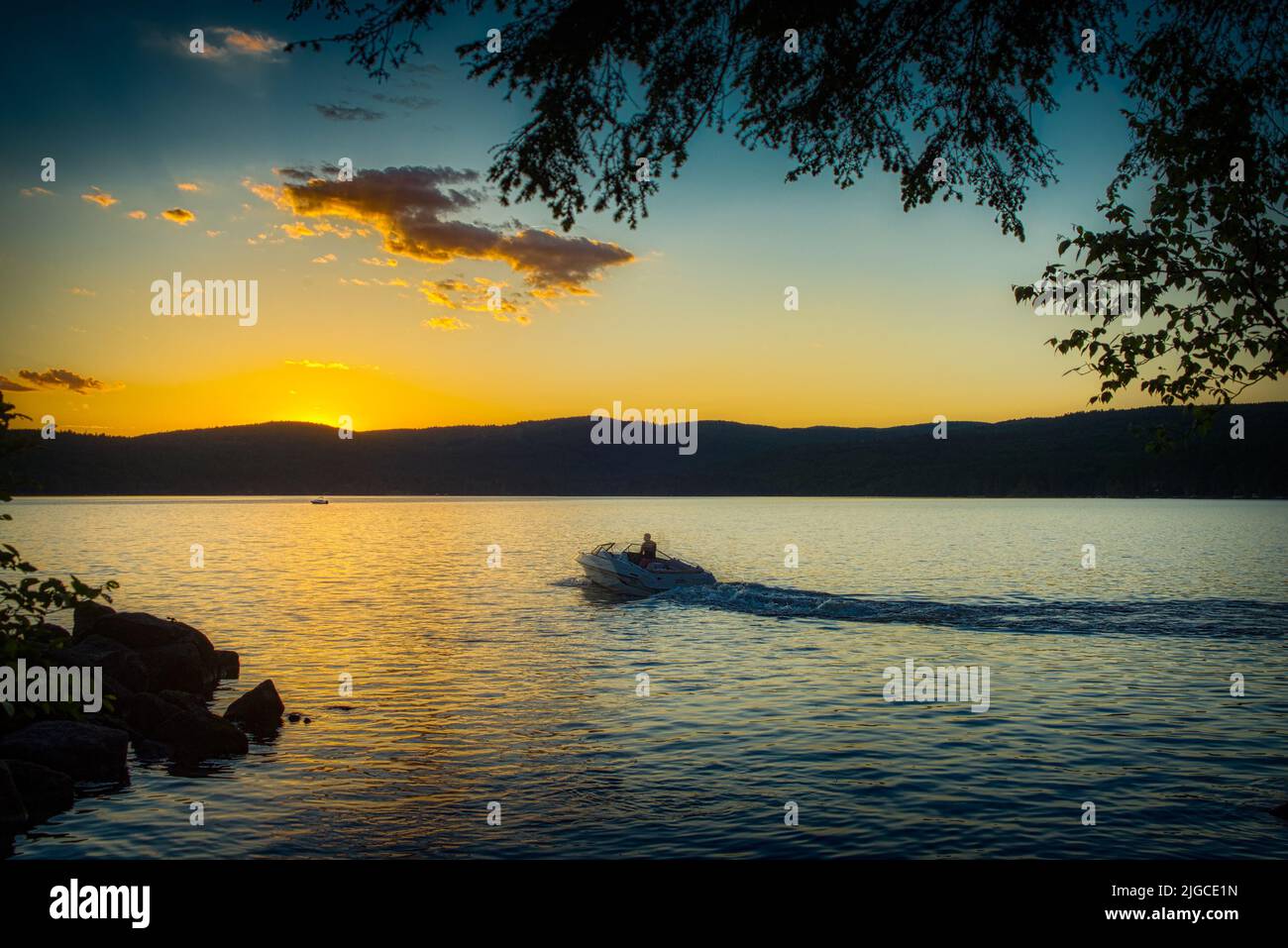 Hora dorada, idílica puesta de sol sobre Pleasant Lake, New London, New Hampshire, NH Foto de stock