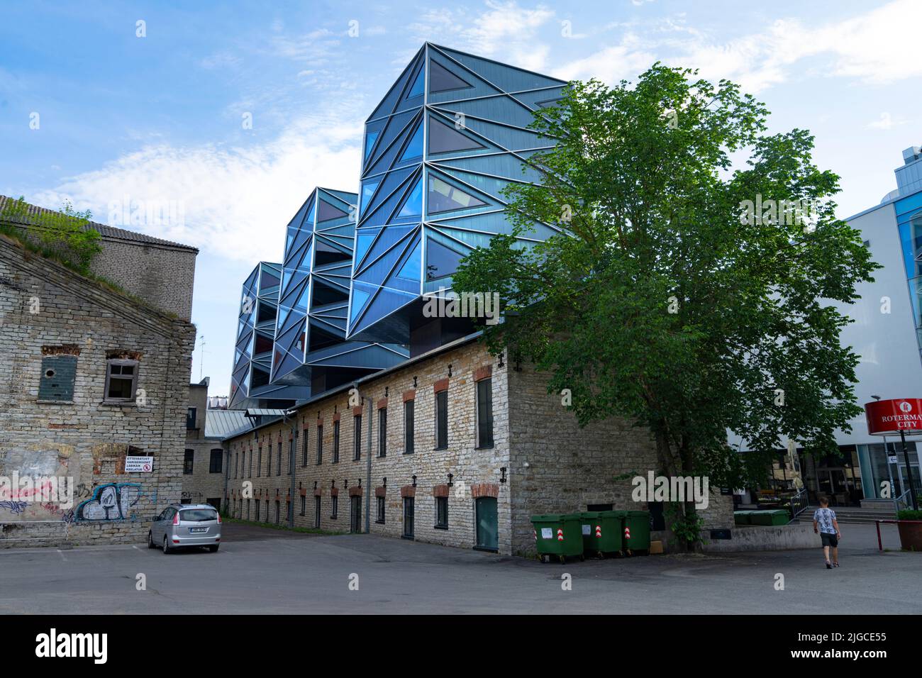 Tallin, Estonia. 2022 de julio. Vista de los edificios modernos y antiguos del barrio de Rotermann en el centro de la ciudad Foto de stock