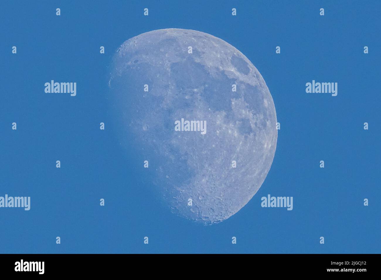Rainham, Essex, Reino Unido. 9th de julio de 2022. Clima en el Reino Unido: 77% de gibbous luna en cielo azul claro sobre Rainham, Reino Unido Crédito: Marcin Rogozinski/Alamy Live News Foto de stock