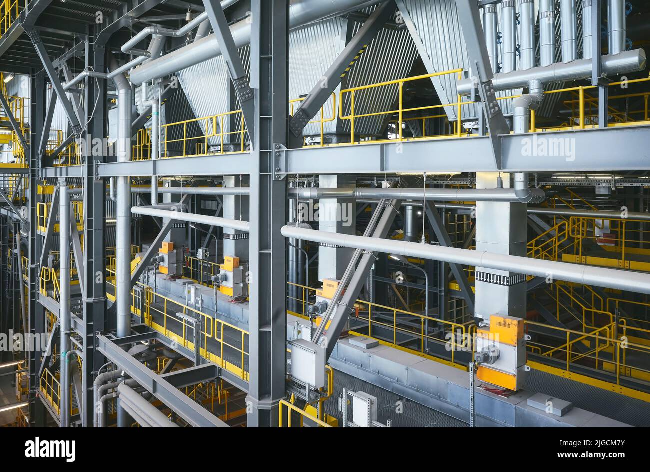 Interior de una planta de incineración de residuos, concepto de infraestructura industrial. Foto de stock