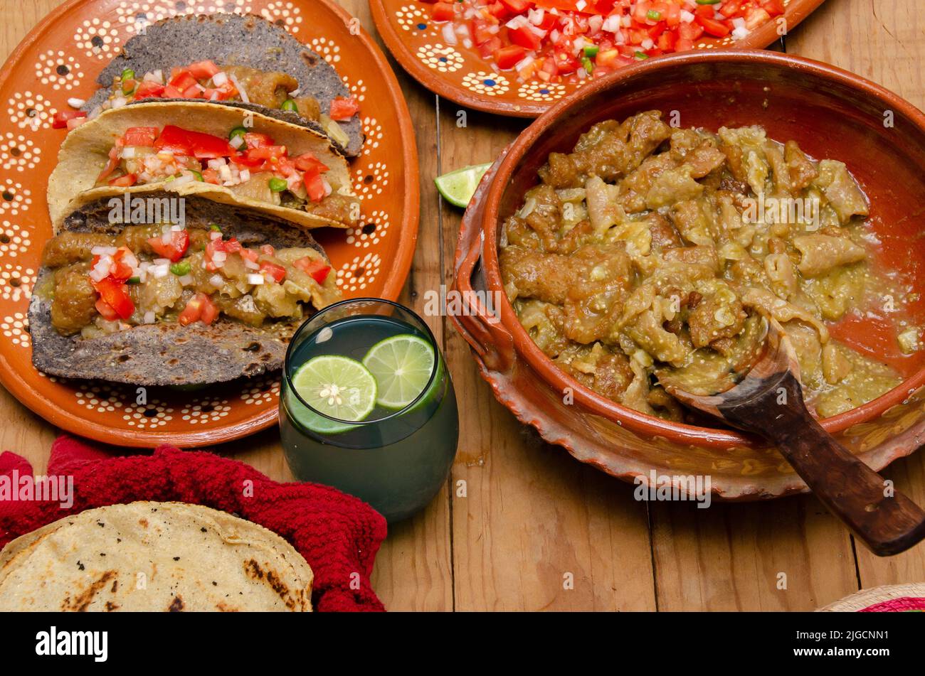 Chicharrones en tacos de salsa verde servidos con ensalada pico de