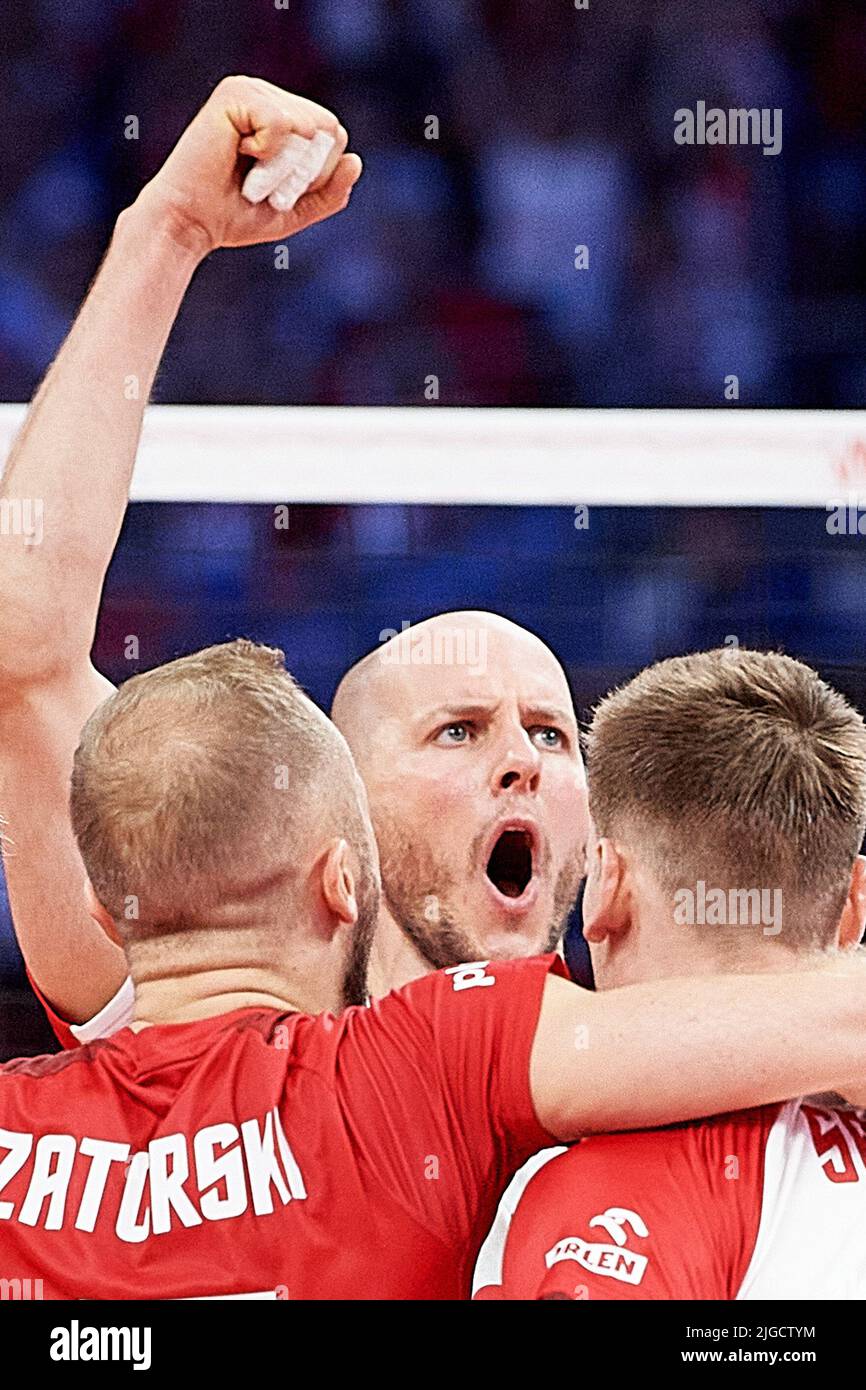 Los jugadores de Polonia reaccionan durante el partido masculino de la Liga de Naciones de Voleibol FIVB 2022 entre Polonia y los Países Bajos en Gdansk, Polonia, 09 de julio de 2022. Foto de stock