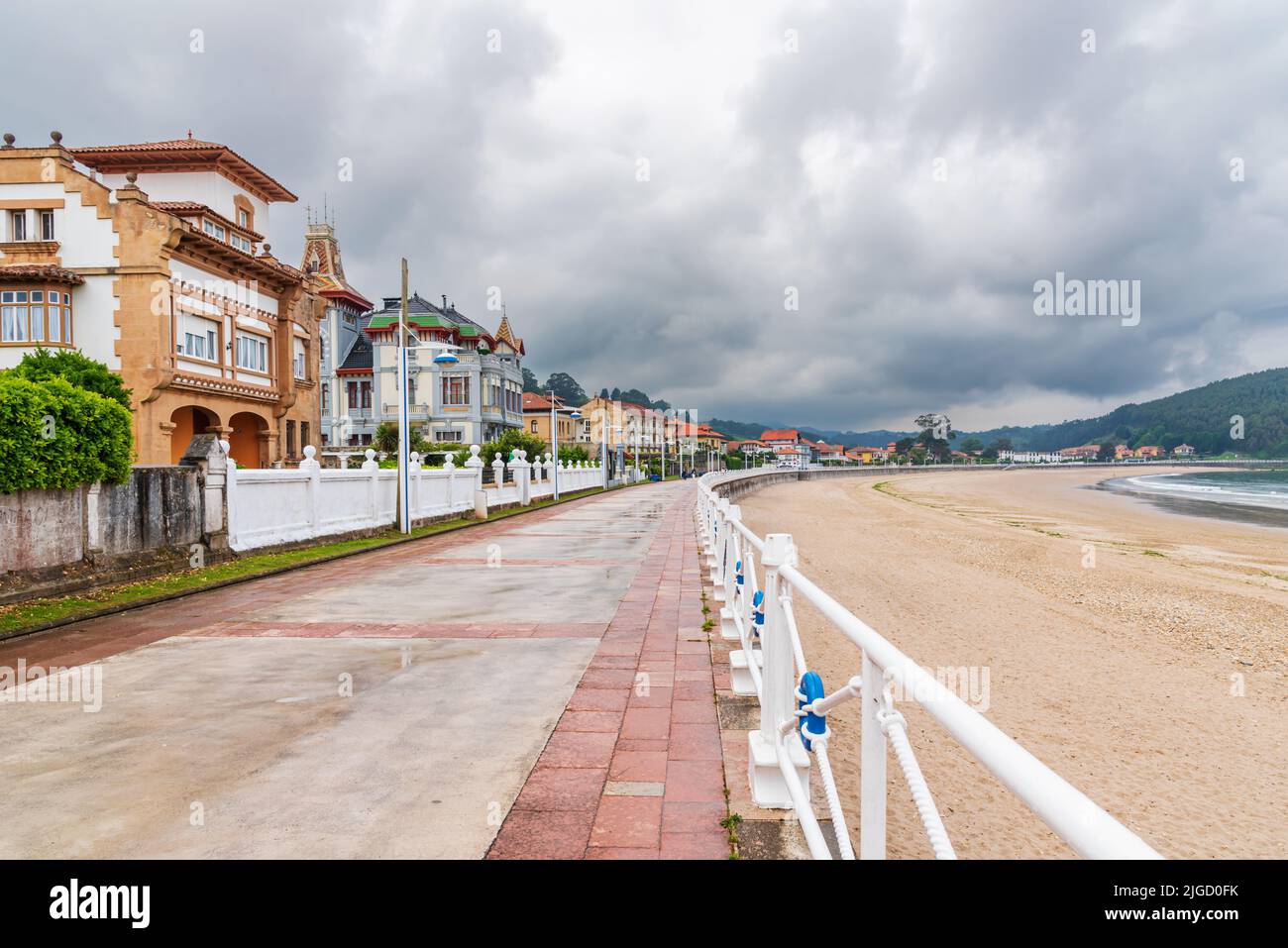 Paseo marítimo de Santa Marina en Ribadesella, con las casas de los indios frente al mar. Foto de stock