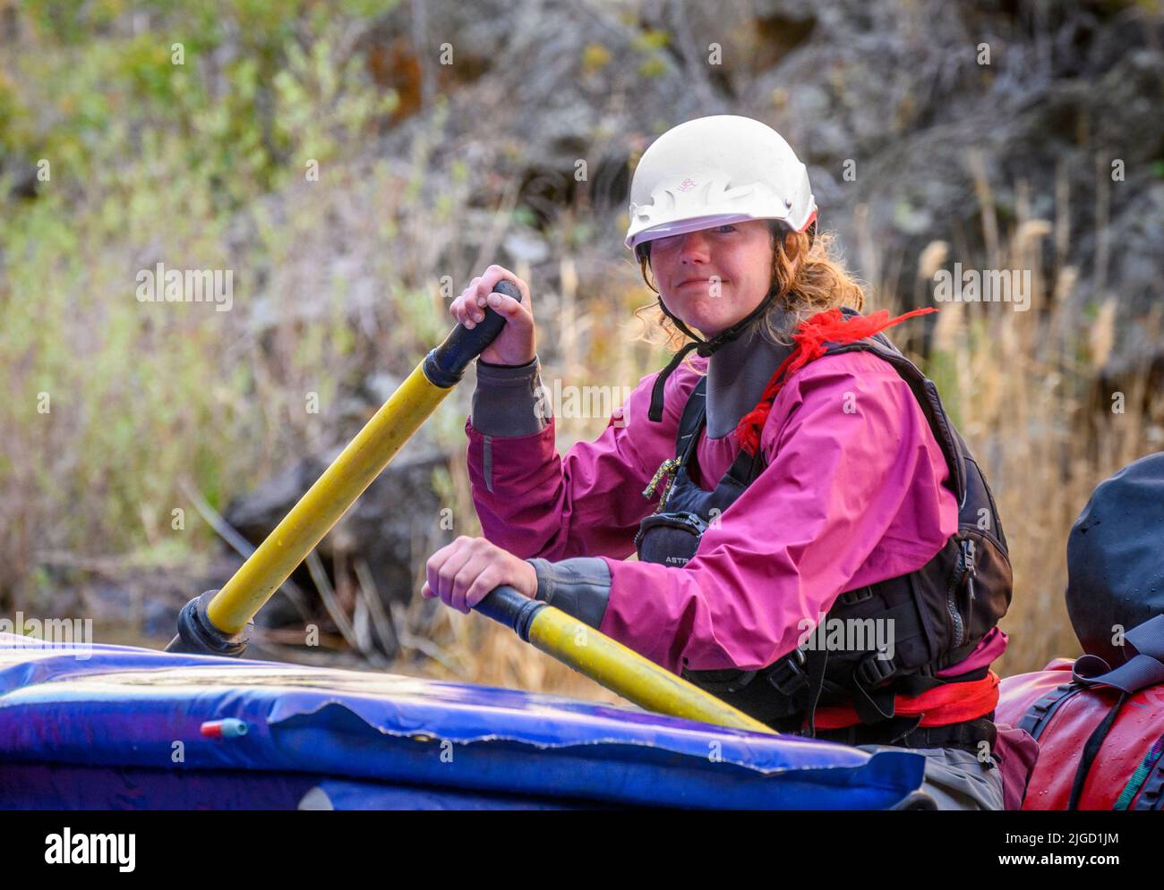 Far & Away Adventures guía Claire Siderman rafting en el río Bruneau en Idaho. Foto de stock