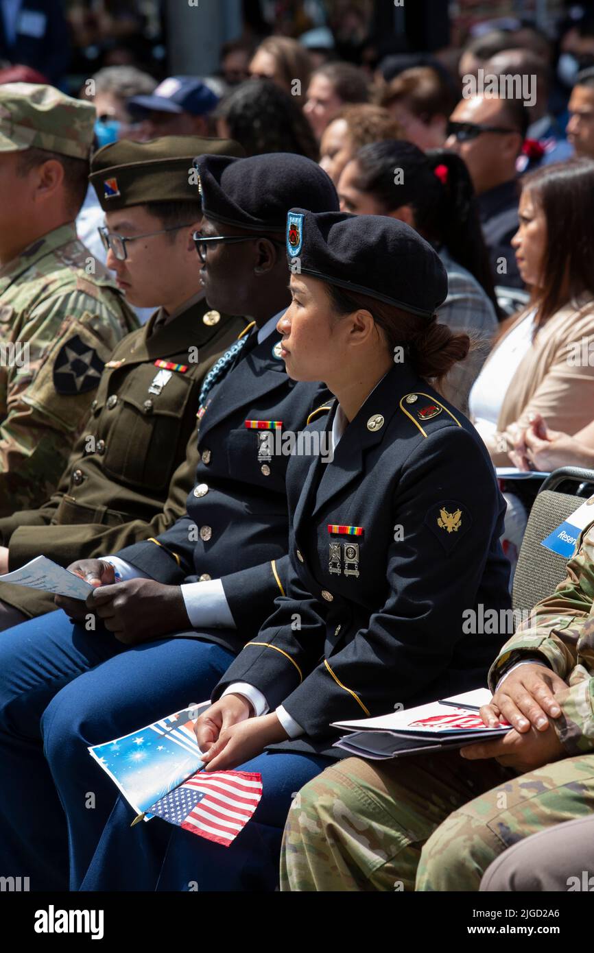 Los miembros del ejército y los candidatos a la ciudadanía estadounidense se preparan para jurar en una ceremonia de naturalización en el Fisher Pavilion en Seattle Foto de stock