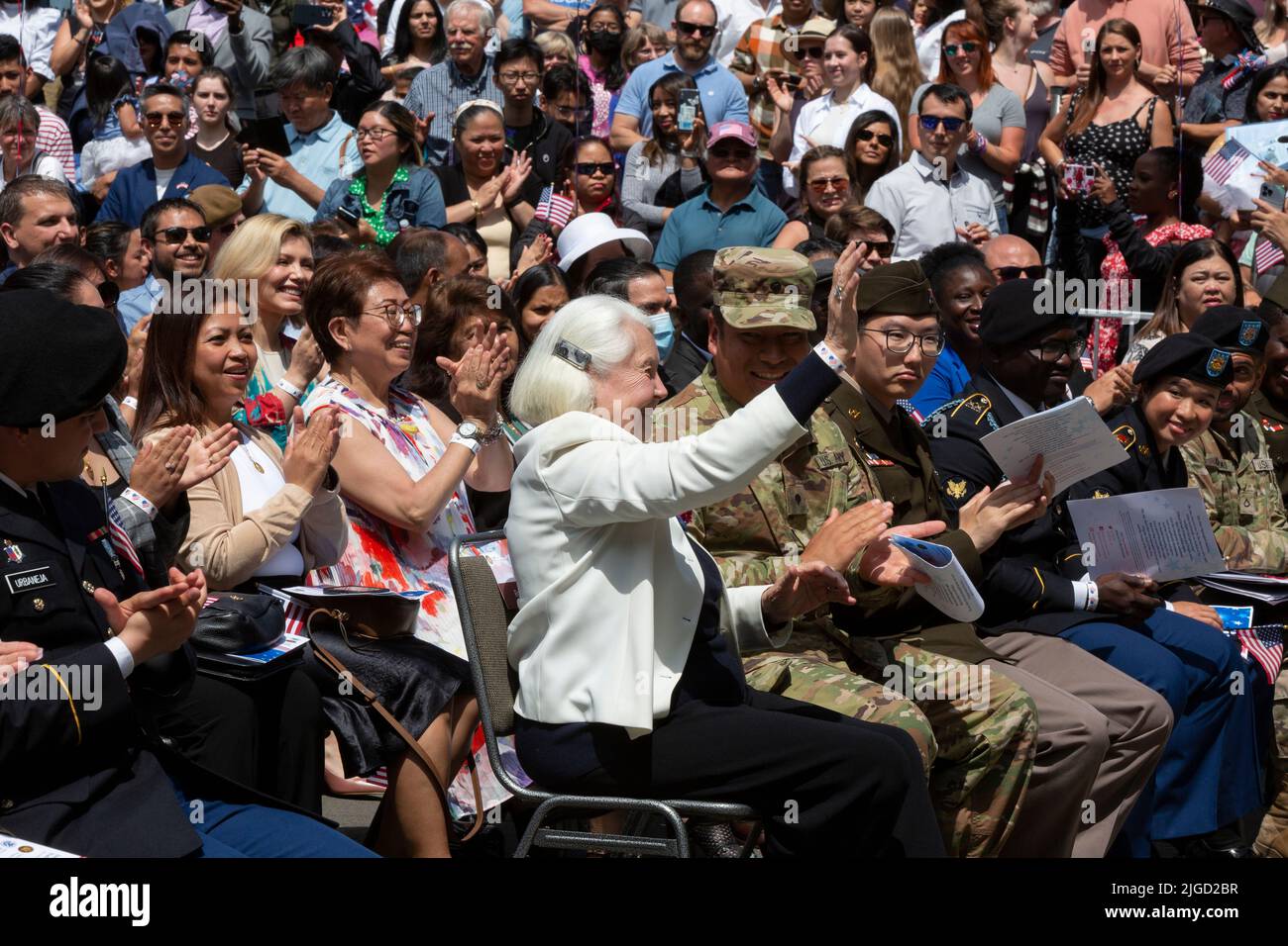 Gita Golias (centro, en blanco), originaria de la República Checa, es reconocida como la candidata más antigua para la ciudadanía estadounidense durante una naturalización Foto de stock