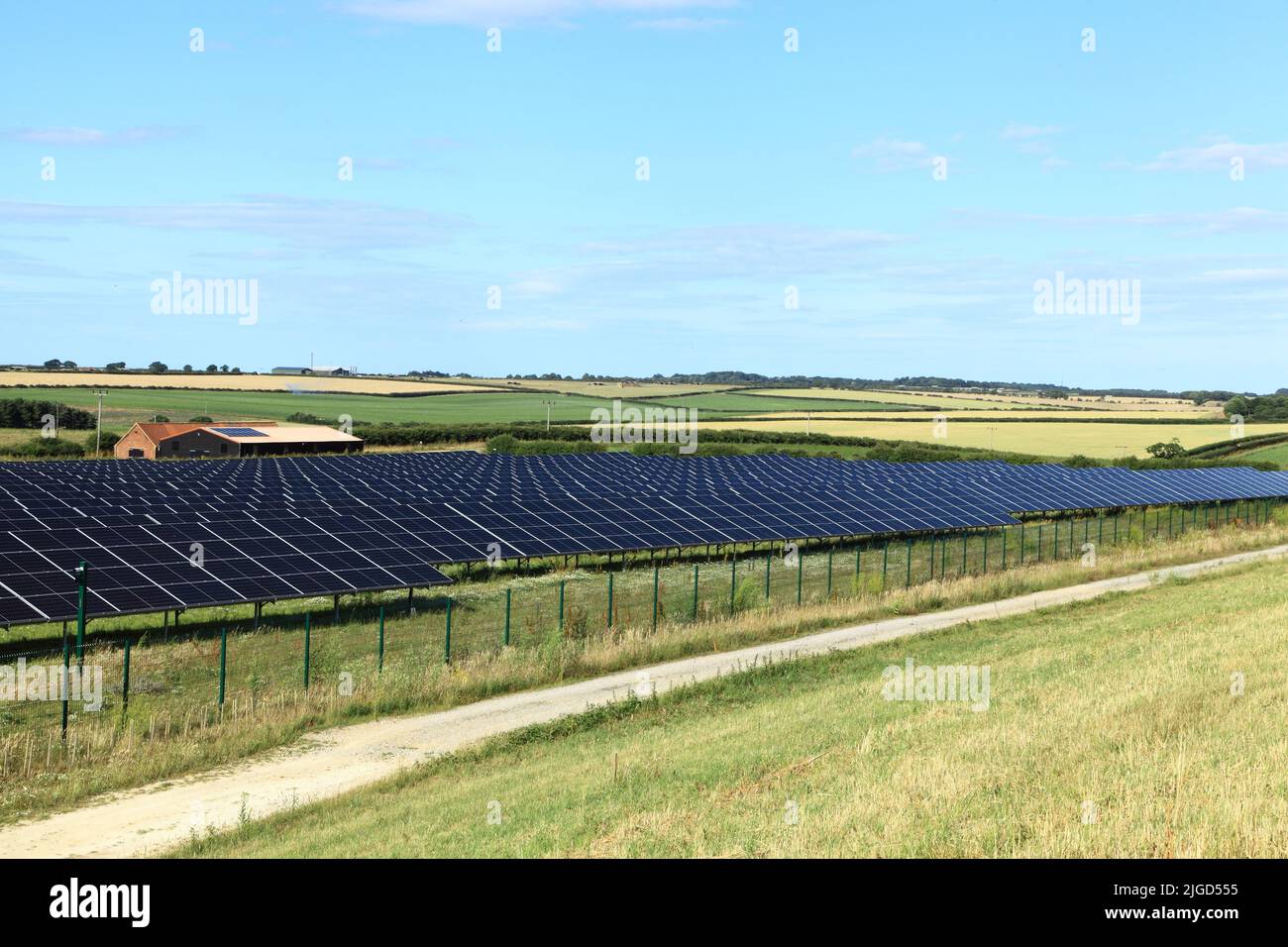 La granja solar, los paneles, en paisaje rural, verde, la energía, Solar, paneles,Thornham, Norfolk, Inglaterra Foto de stock