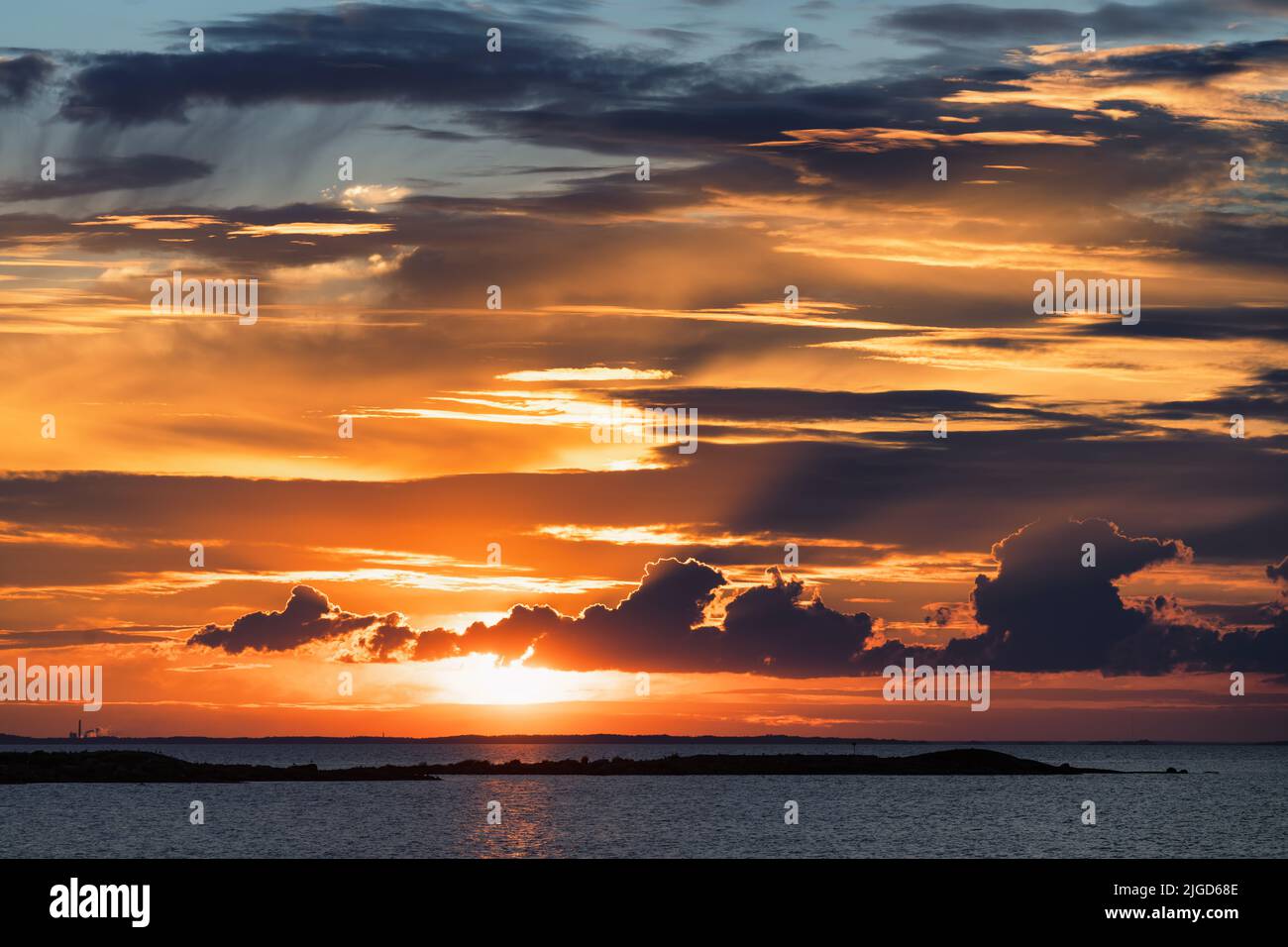 Puesta de sol vista desde la isla de Kilpisaari, Kotka, Finlandia Foto de stock