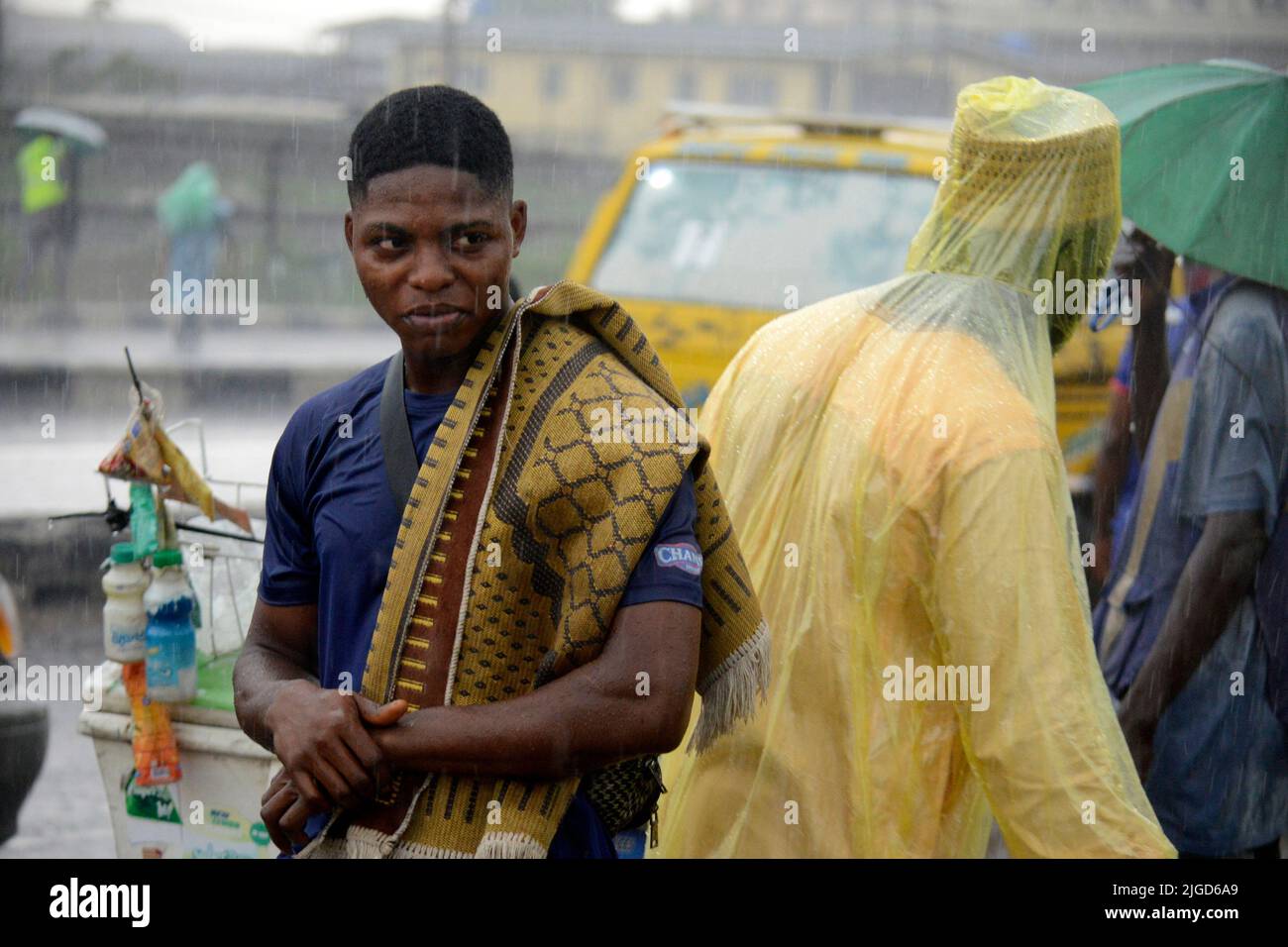 Lagos, Nigeria, 9th de julio de 2022 Un hombre se ve fiel a los musulmanes, a pesar de las fuertes lluvias, ora para celebrar el festival Eid-el-Kabir 2022 en Ikeja, en Lagos, Nigeria, el sábado 9 de julio de 2022. Foto de Adekunle Ajayi Crédito: Adekunle Ajayi/Alamy Live News Foto de stock