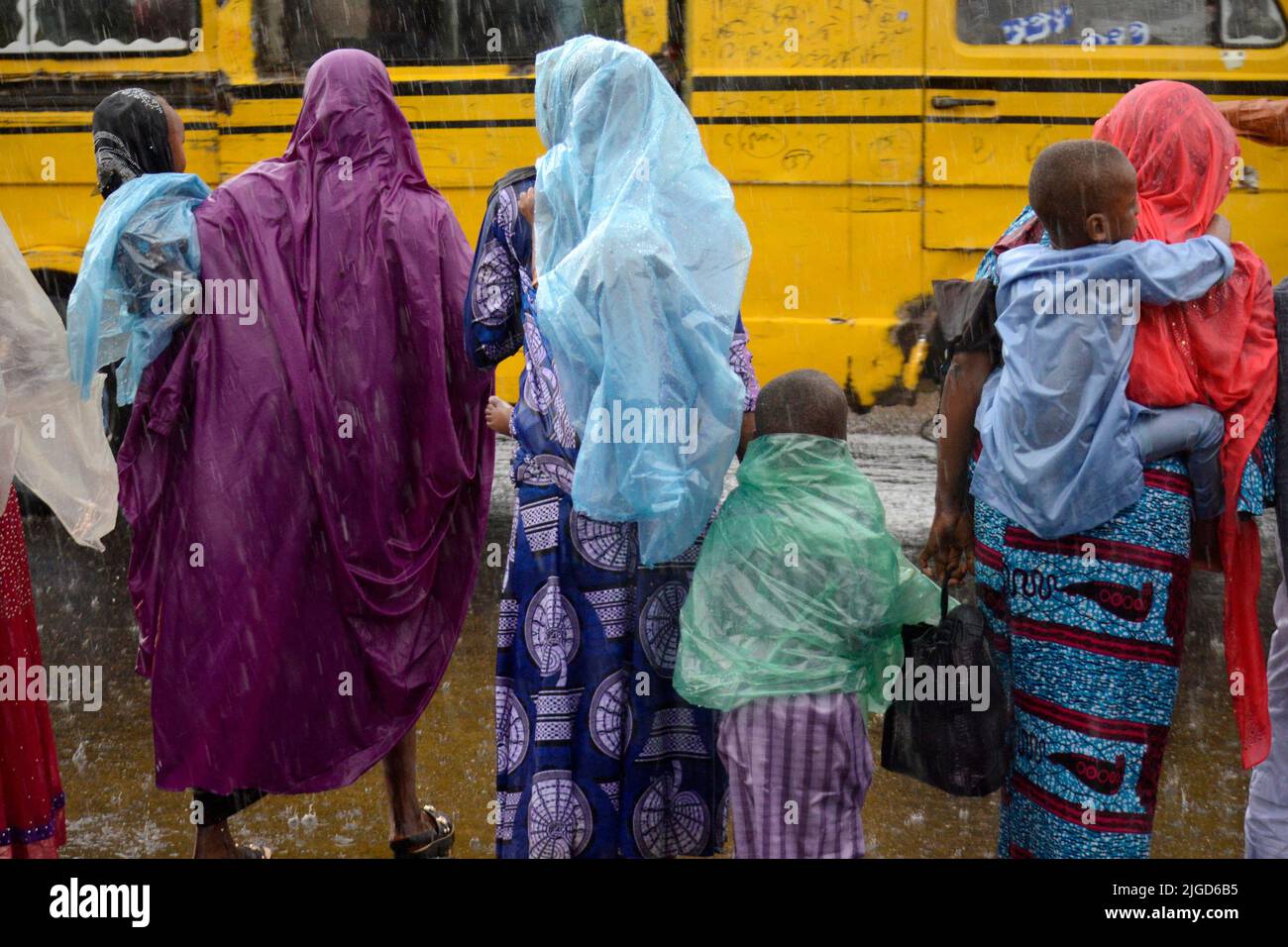 Lagos, Nigeria, 9th de julio de 2022 Mujeres y niños que cruzan el camino como fieles musulmanes, a pesar de las fuertes lluvias, oren para celebrar el festival Eid-el-Kabir de 2022 en Ikeja, a lo largo de Lagos, Nigeria, el sábado 9 de julio de 2022. Foto de Adekunle Ajayi Crédito: Adekunle Ajayi/Alamy Live News Foto de stock