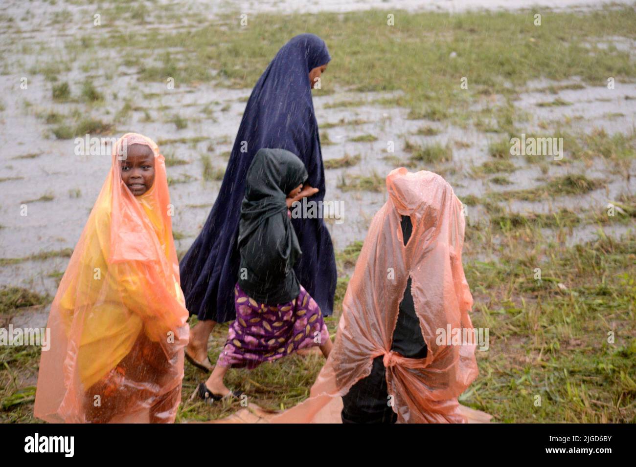 Lagos, Nigeria, 9th de julio de 2022 A Mujeres y niños que regresan a sus hogares como fieles musulmanes, a pesar de las fuertes lluvias, oran para celebrar el festival Eid-el-Kabir de 2022 en Ikeja, a lo largo de Lagos, Nigeria, el sábado 9 de julio de 2022. Foto de Adekunle Ajayi Crédito: Adekunle Ajayi/Alamy Live News Foto de stock