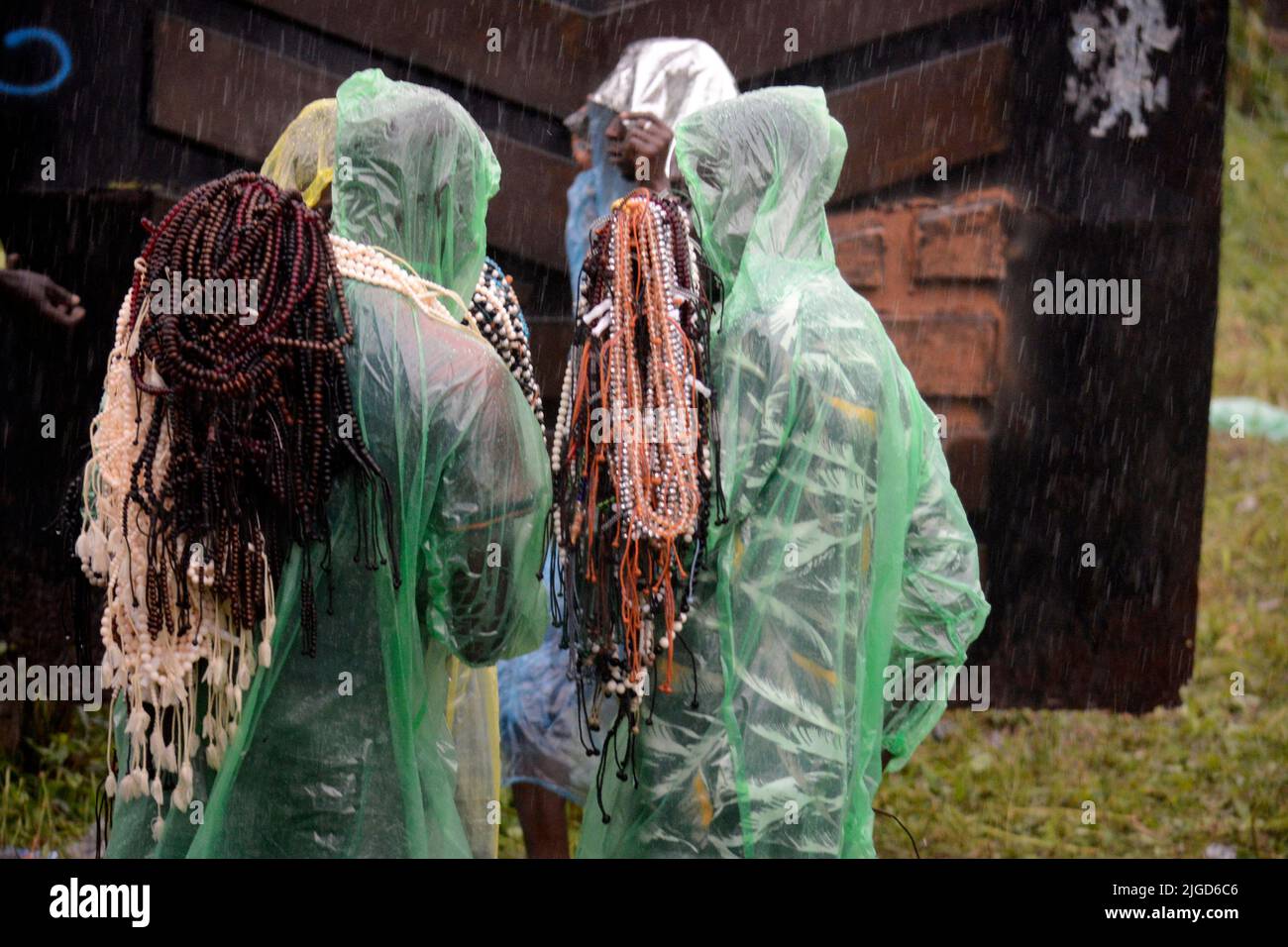 Lagos, Nigeria, 9th de julio de 2022 Los vendedores de cuentas de oración discuten Como fieles musulmanes, a pesar de las fuertes lluvias, oren para conmemorar el festival Eid-el-Kabir 2022 en Ikeja a lo largo de Lagos, Nigeria, el sábado 9 de julio de 2022. Foto de Adekunle Ajayi Crédito: Adekunle Ajayi/Alamy Live News Foto de stock