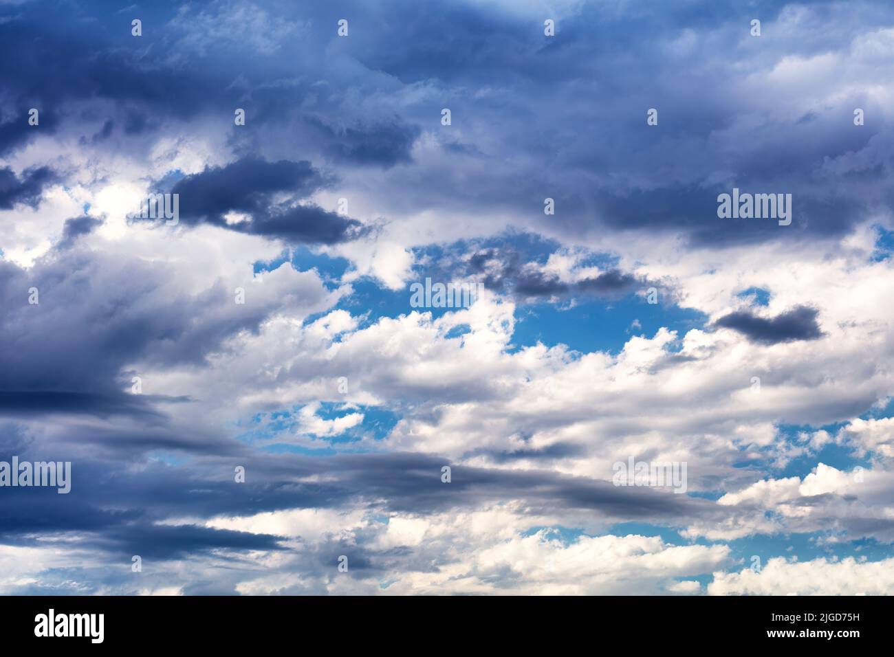 Cielo azul y fondo nuboso que muestra una posible tormenta Foto de stock