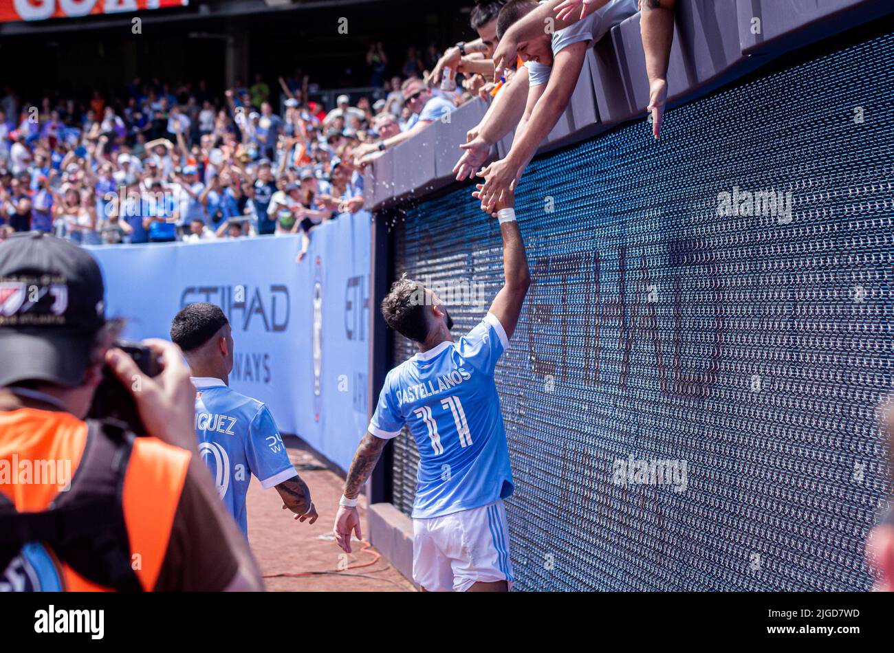 NUEVA YORK, NY - JULIO 9: Valentin Castellanos celebra con los fans después de su segundo gol para el NYC FC en la segunda mitad de su partido contra las revoluciones de Nueva Inglaterra en el Yankee Stadium el 9 de julio de 2022 en Nueva York, NY, Estados Unidos. (Foto de Matt Davies/PxImages) Crédito: PX Images/Alamy Live News Foto de stock