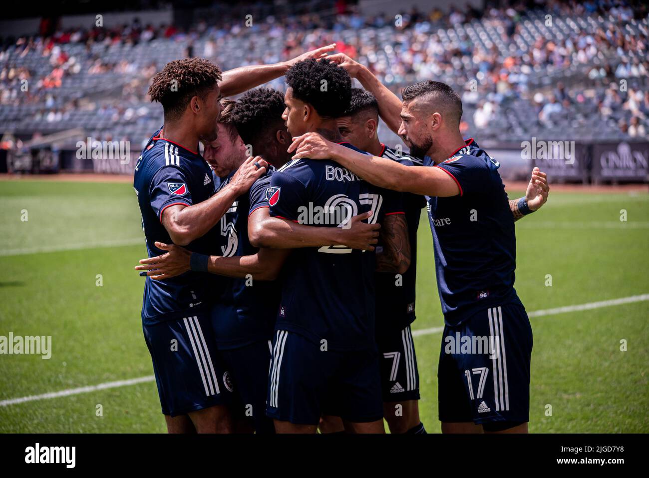 NUEVA YORK, NY - JULIO 9: Las revoluciones de Nueva Inglaterra celebran su meta en la primera mitad de su partido contra el New York City FC en el Yankee Stadium el 9 de julio de 2022 en Nueva York, NY, Estados Unidos. (Foto de Matt Davies/PxImages) Crédito: PX Images/Alamy Live News Foto de stock