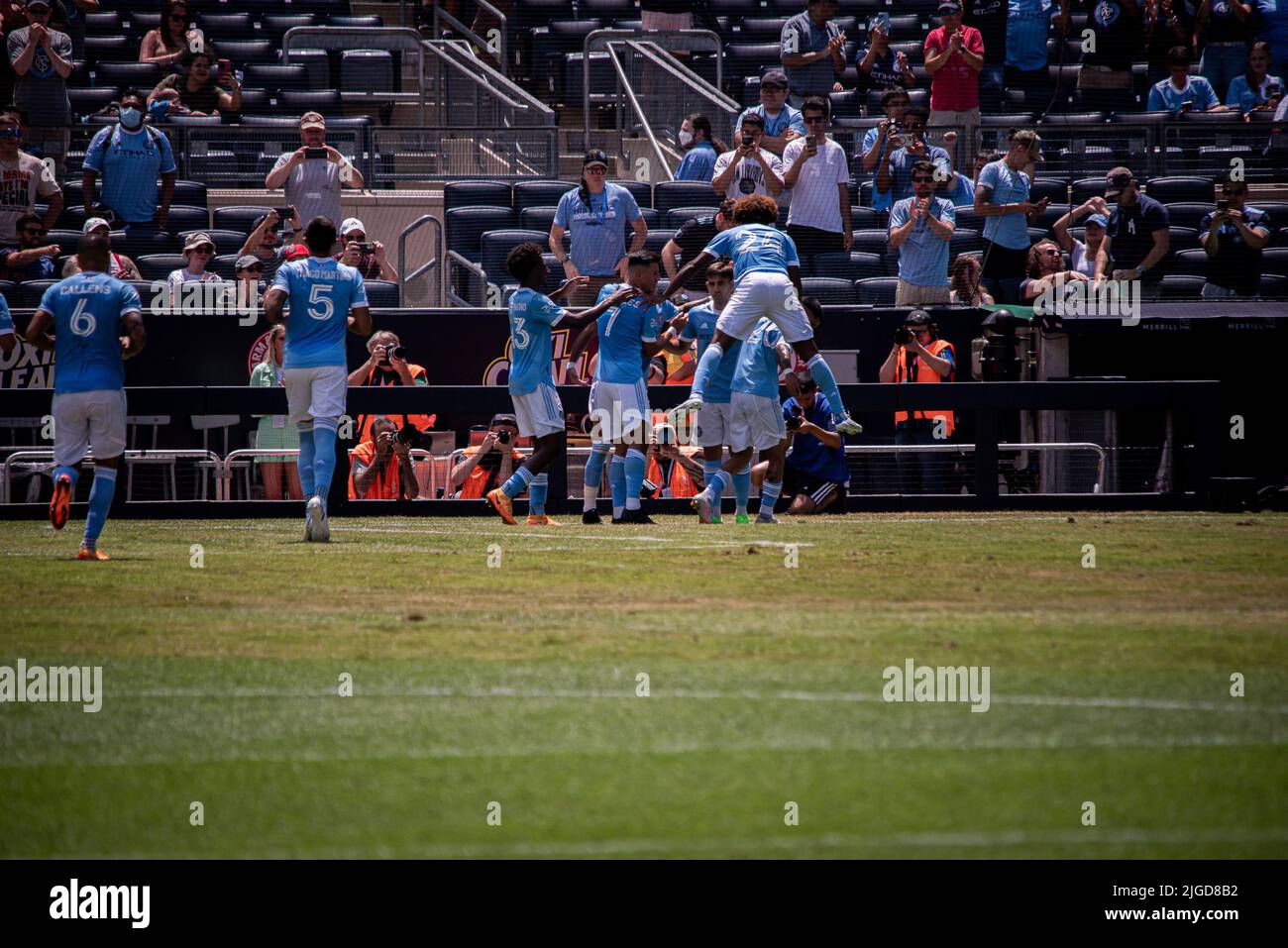 9 de julio de 2022, Nueva York, NY, Nueva York, NY, Estados Unidos: NUEVA YORK, NY - JULIO 9: Celebraciones después de Valentin Castellanos anota de un puntapié para el NYC FC en la primera mitad de su partido contra las revoluciones de Nueva Inglaterra en el Yankee Stadium el 9 de julio de 2022 en Nueva York, NY, Estados Unidos. (Imagen de crédito: © Matt Davies/PX Imagens a través DE ZUMA Press Wire) Foto de stock