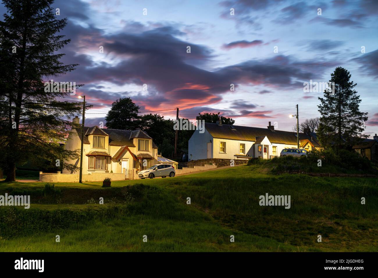 Casas escocesas en Leadhills al atardecer en verano. Scotlands segundo pueblo más alto. South Lanarkshire, Escocia Foto de stock