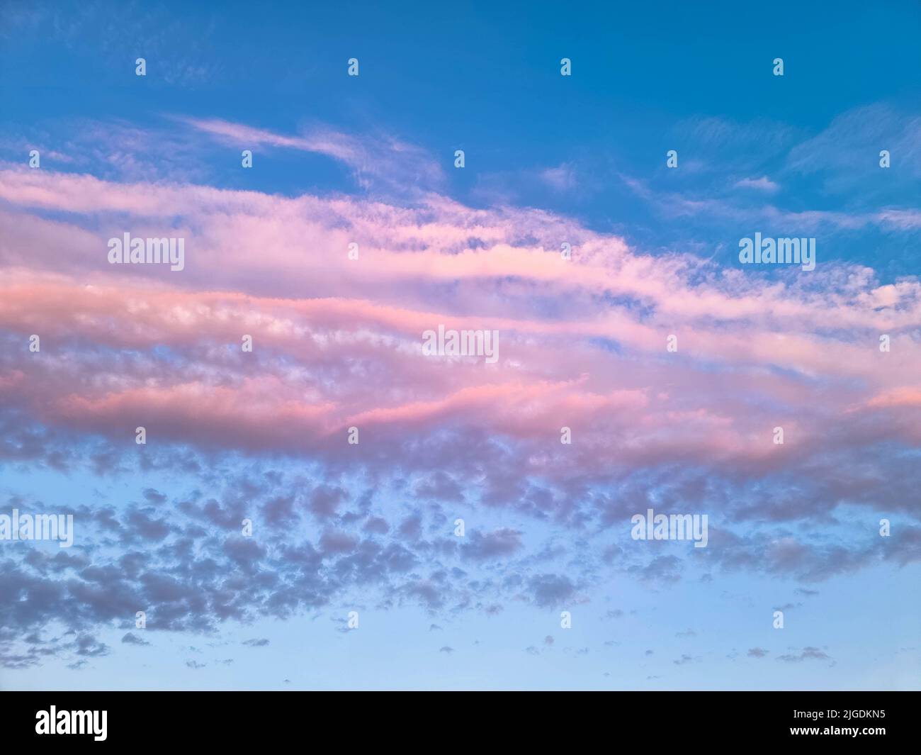 Espectacular cielo azul y púrpura con nubes de cúmulos. Fotografía nocturna. Fotograma completo, concepto Heaven. Libertad de aire en la atmósfera. Foto de stock