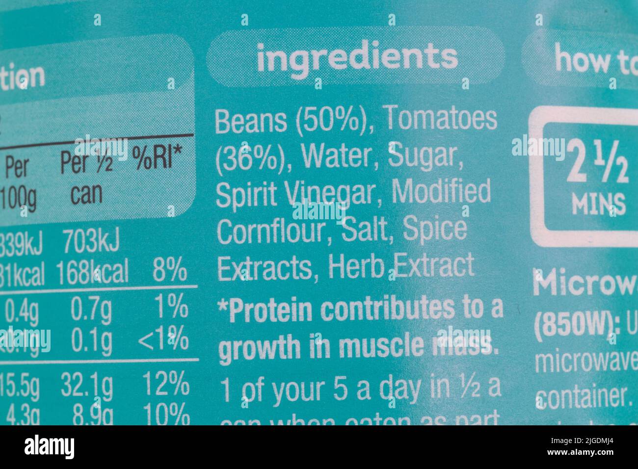 Lista de ingredientes en lata de Heinz Beanz en una rica salsa de tomate. Texto 1 de sus 5 al día. Frijoles, tomates, agua, azúcar, flor de maíz, sal, hierba, especias Foto de stock