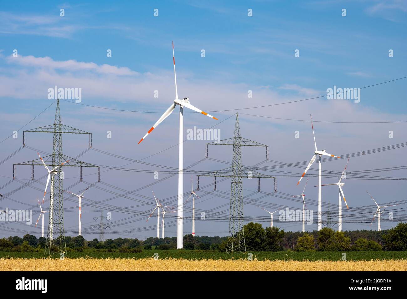Varias líneas eléctricas y turbinas de viento vistas en Alemania Foto de stock