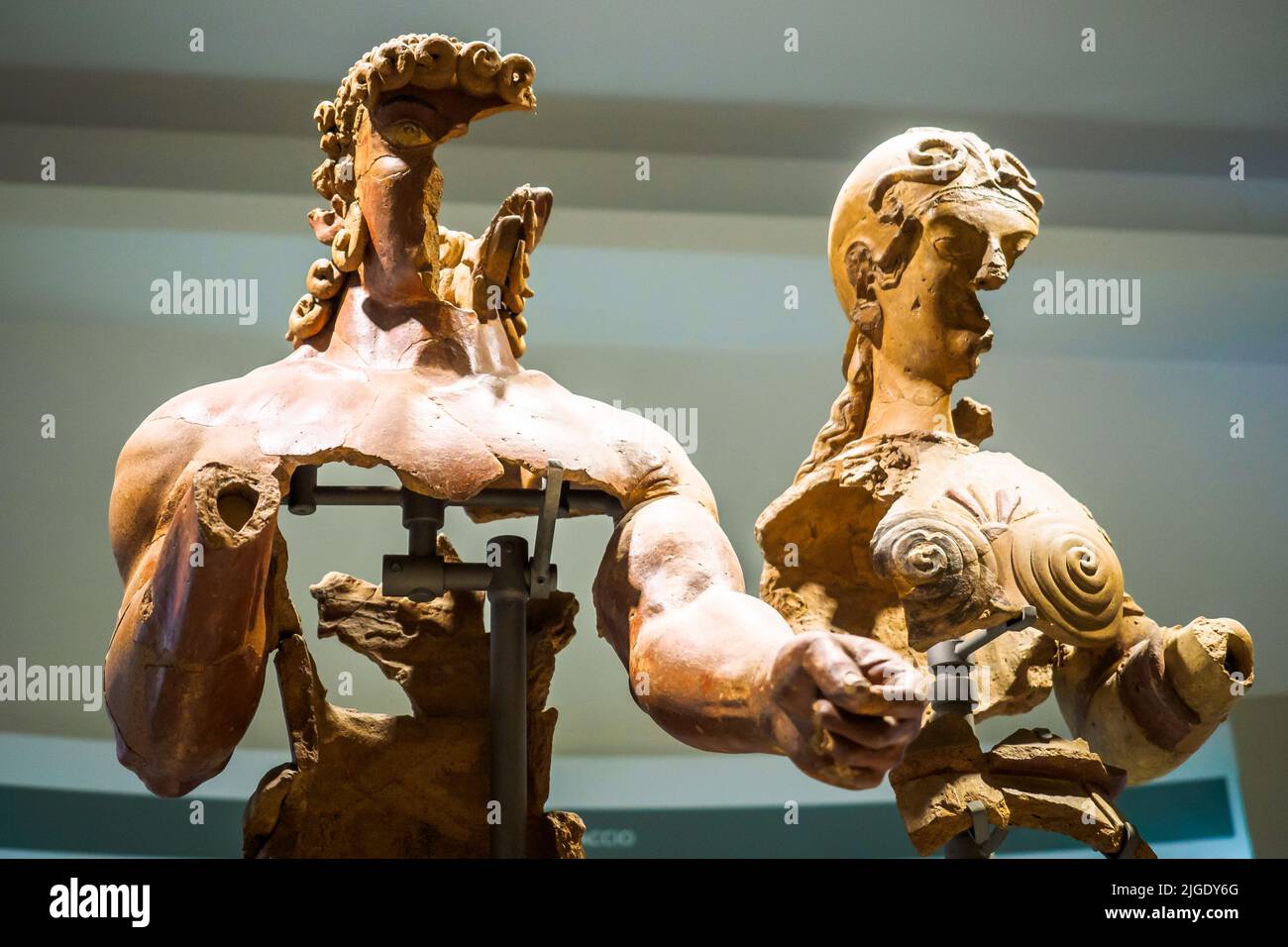 Grupo de Hércules y Minerva que representa la introducción del héroe en el Olimpo por la diosa, su protector. Donario con un estilístico jónico-ático Foto de stock