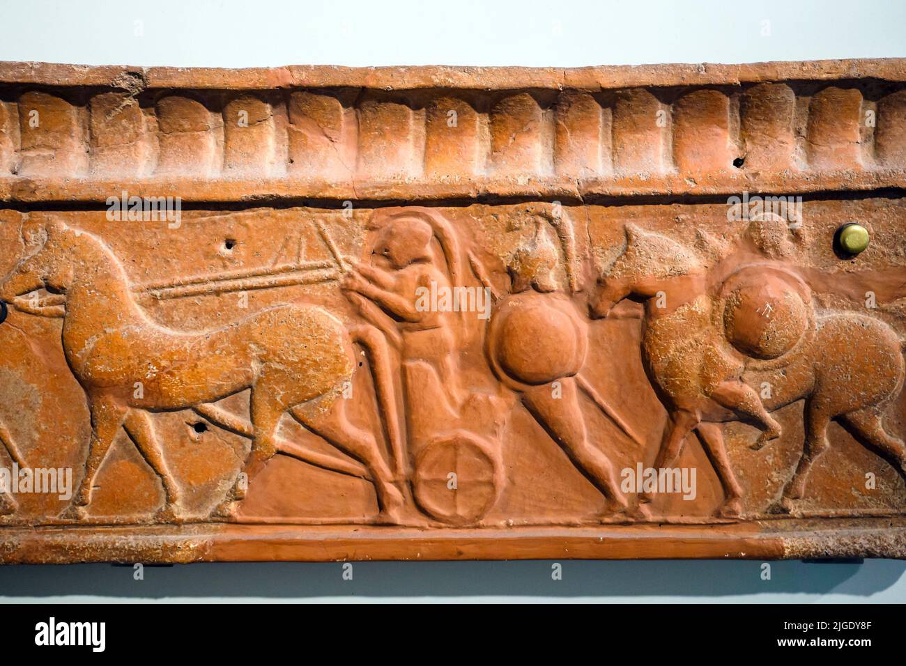 Cubierta de losa con una procesión de hombres armados en un carro tirado por caballos y a pie. Terracota moldeada. 590-580 aC de la decoración arquitectónica de Foto de stock