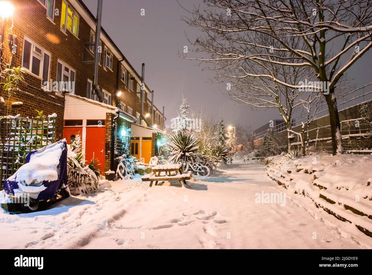 Escena nevada en Sanford street, New Cross - South East London, Inglaterra Foto de stock