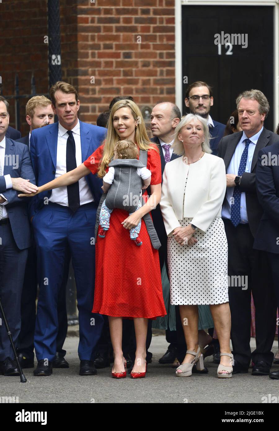 Carrie Johnson con su hija Romy en Downing Street para escuchar el discurso de renuncia del Primer Ministro Boris Johnson, el 7th de julio de 2022. También Nigel Adams... Foto de stock