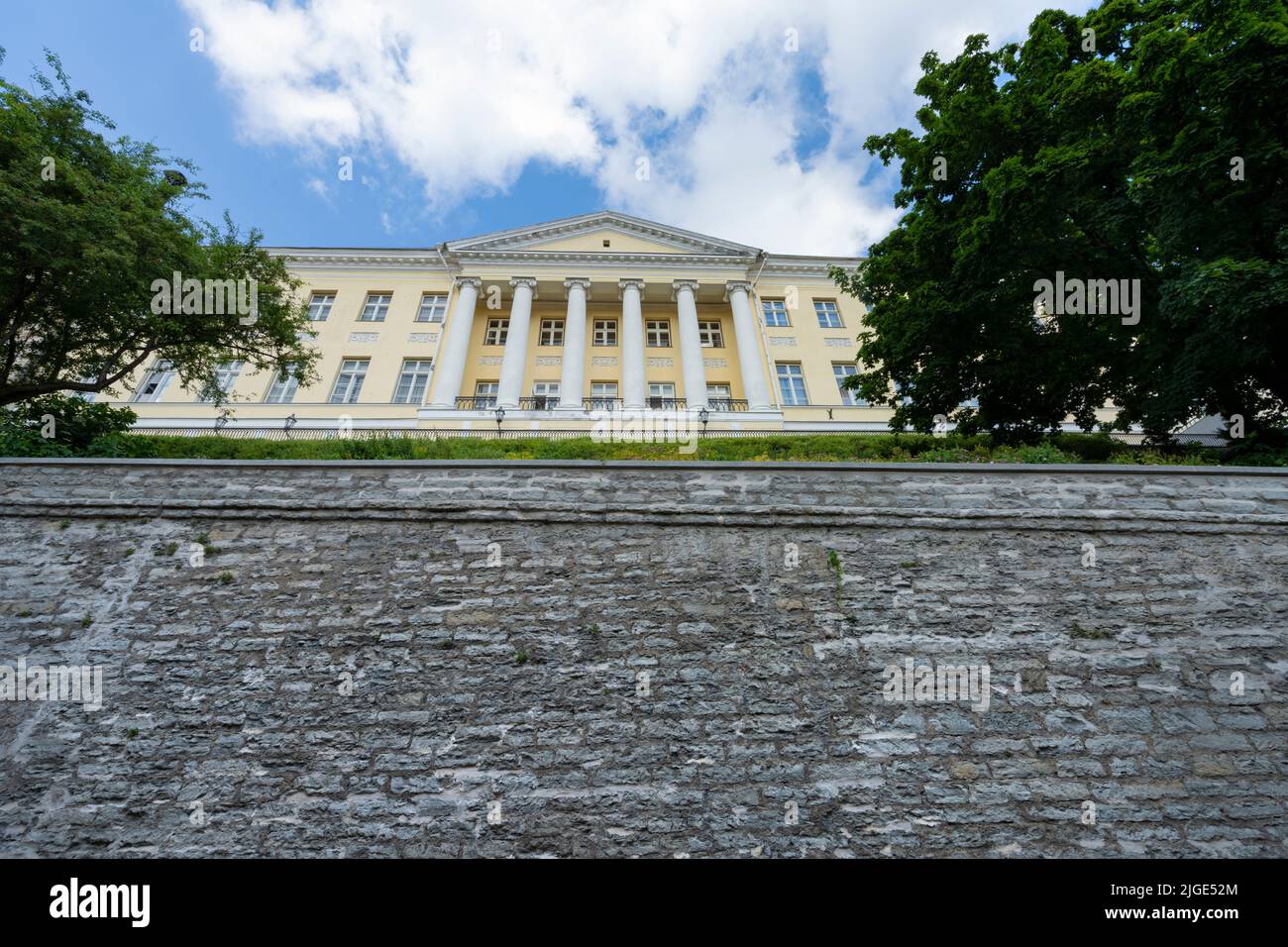 Tallin, Estonia. 2022 de julio. Vista de la fachada exterior del edificio de la Oficina del Canciller de Justicia en el centro de la ciudad Foto de stock