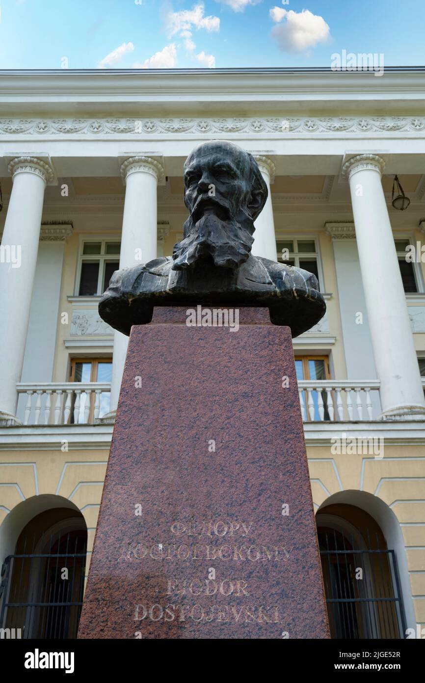 Tallin, Estonia. Julio 2022. El busto de Fiodor Dostoyevsky frente al edificio del Centro Cultural Ruso en el centro de la ciudad Foto de stock
