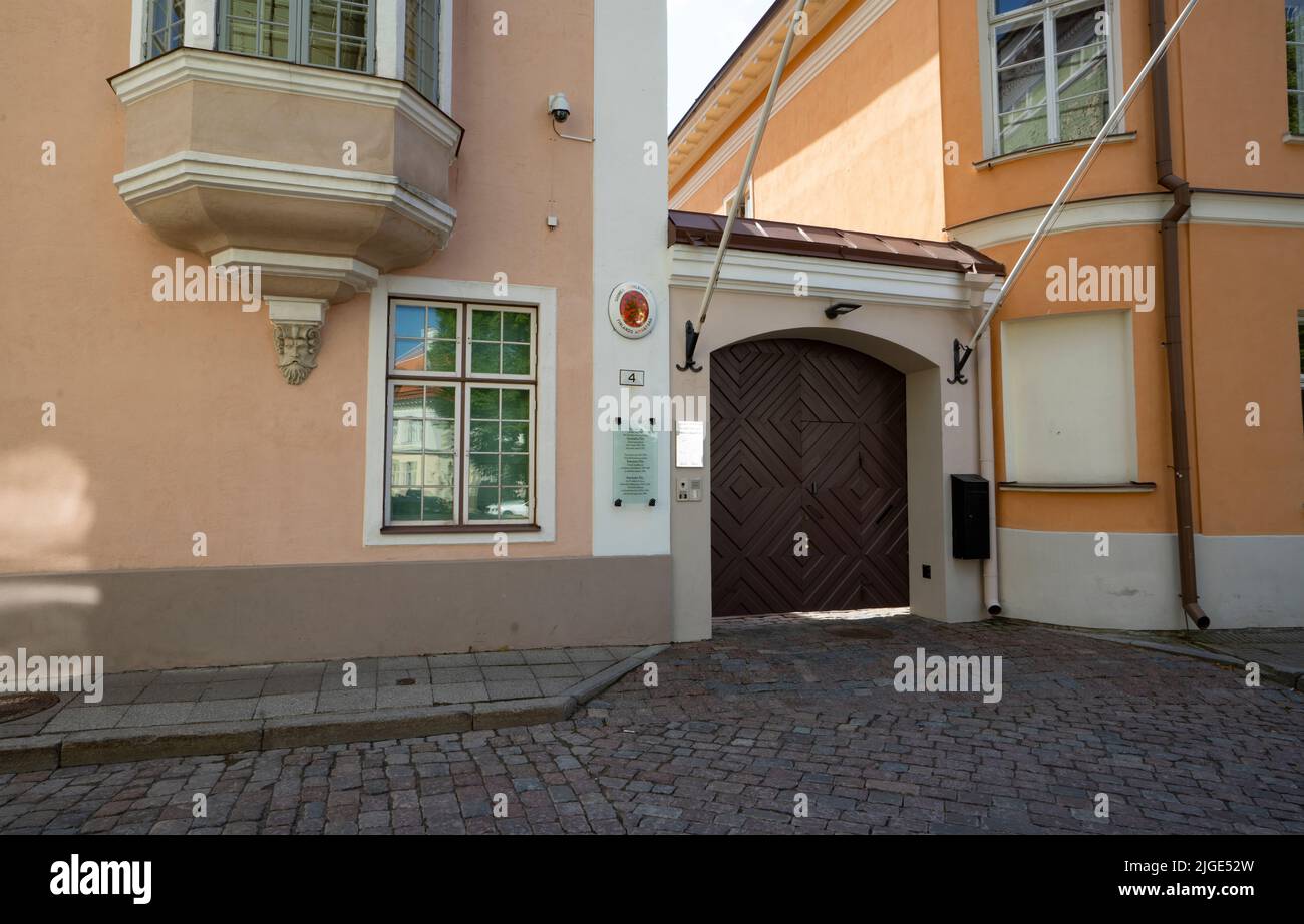 Tallin, Estonia. 2022 de julio. Vista exterior de la puerta de entrada a la embajada finlandesa en el centro de la ciudad Foto de stock