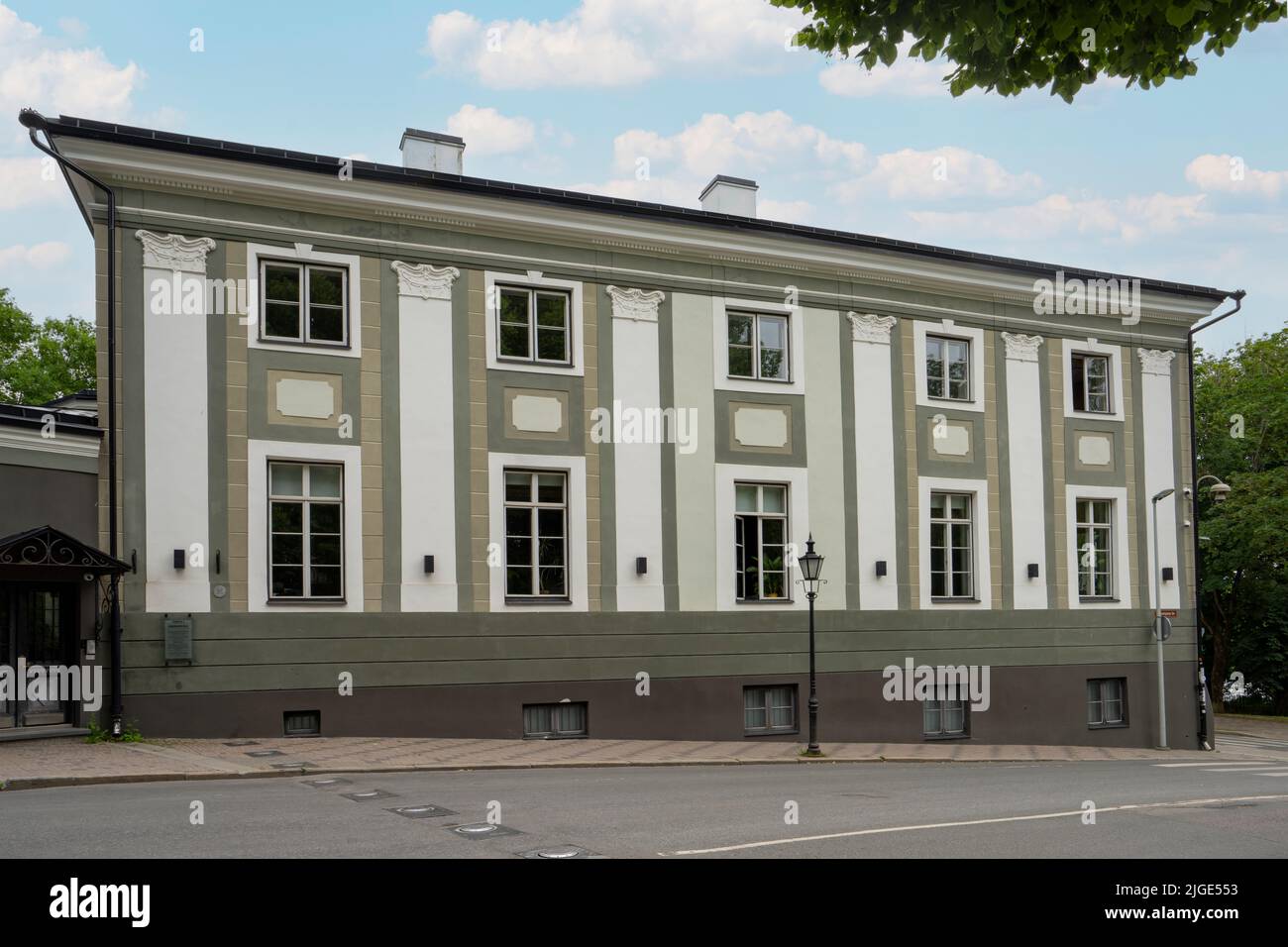 Tallin, Estonia. Julio 2022. Vista exterior de la Casa del Comandante en el centro de la ciudad. Construido en 1690 junto a la puerta principal del castillo de Toompea. Foto de stock