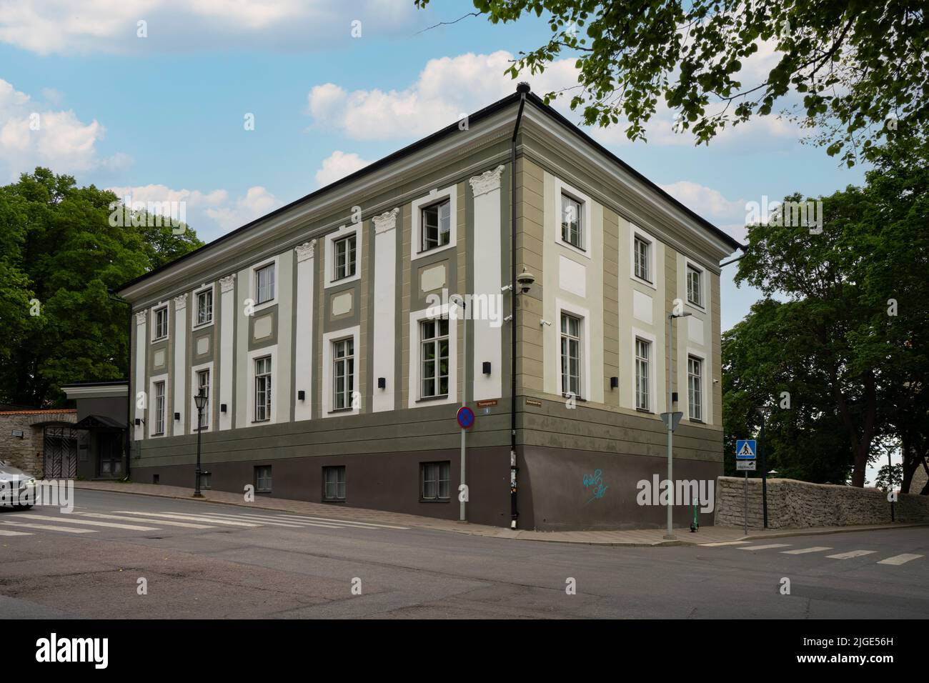 Tallin, Estonia. Julio 2022. Vista exterior de la Casa del Comandante en el centro de la ciudad. Construido en 1690 junto a la puerta principal del castillo de Toompea. Foto de stock