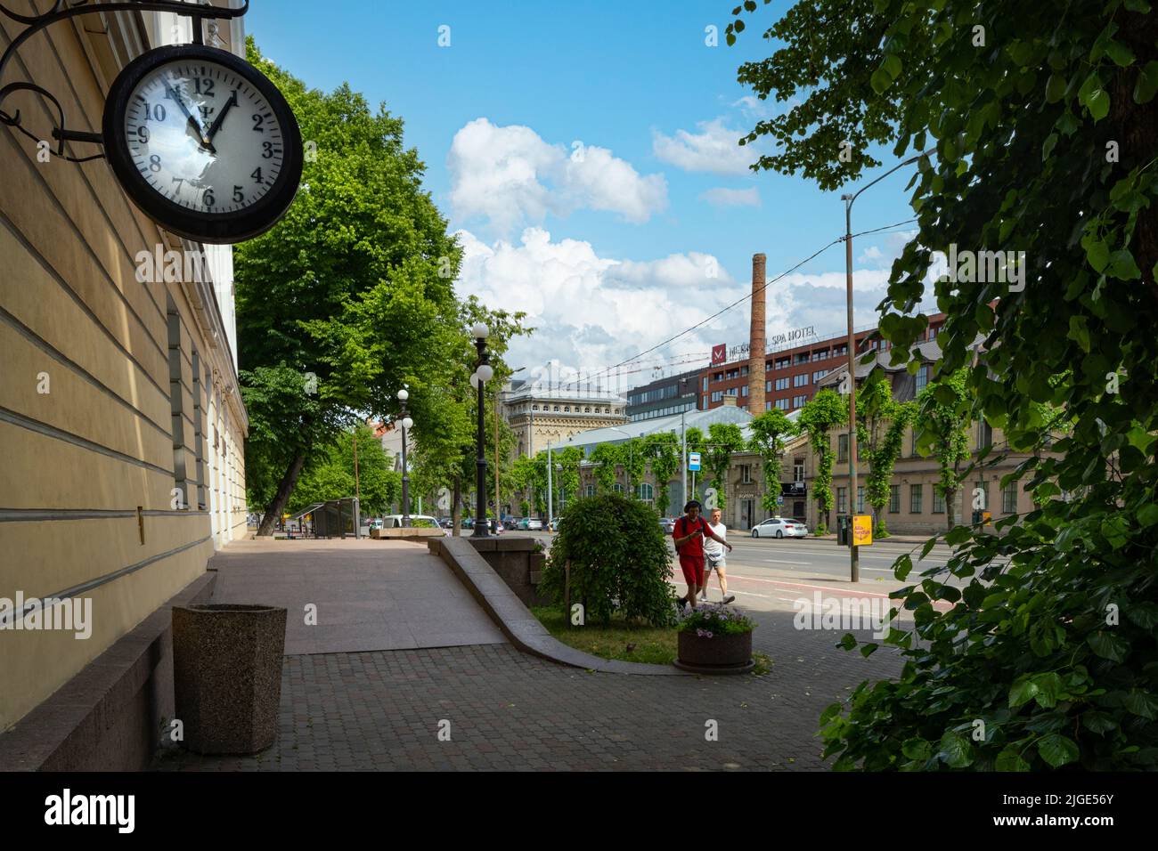 Tallin, Estonia. 2022 de julio. El reloj en la pared de un antiguo edificio en el centro de la ciudad Foto de stock