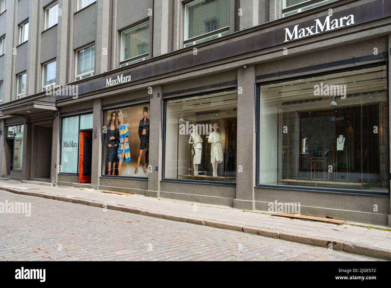 Tallin, Estonia. 2022 de julio. La vista de las ventanas de la tienda de lujo Max Mara en el centro de la ciudad Foto de stock