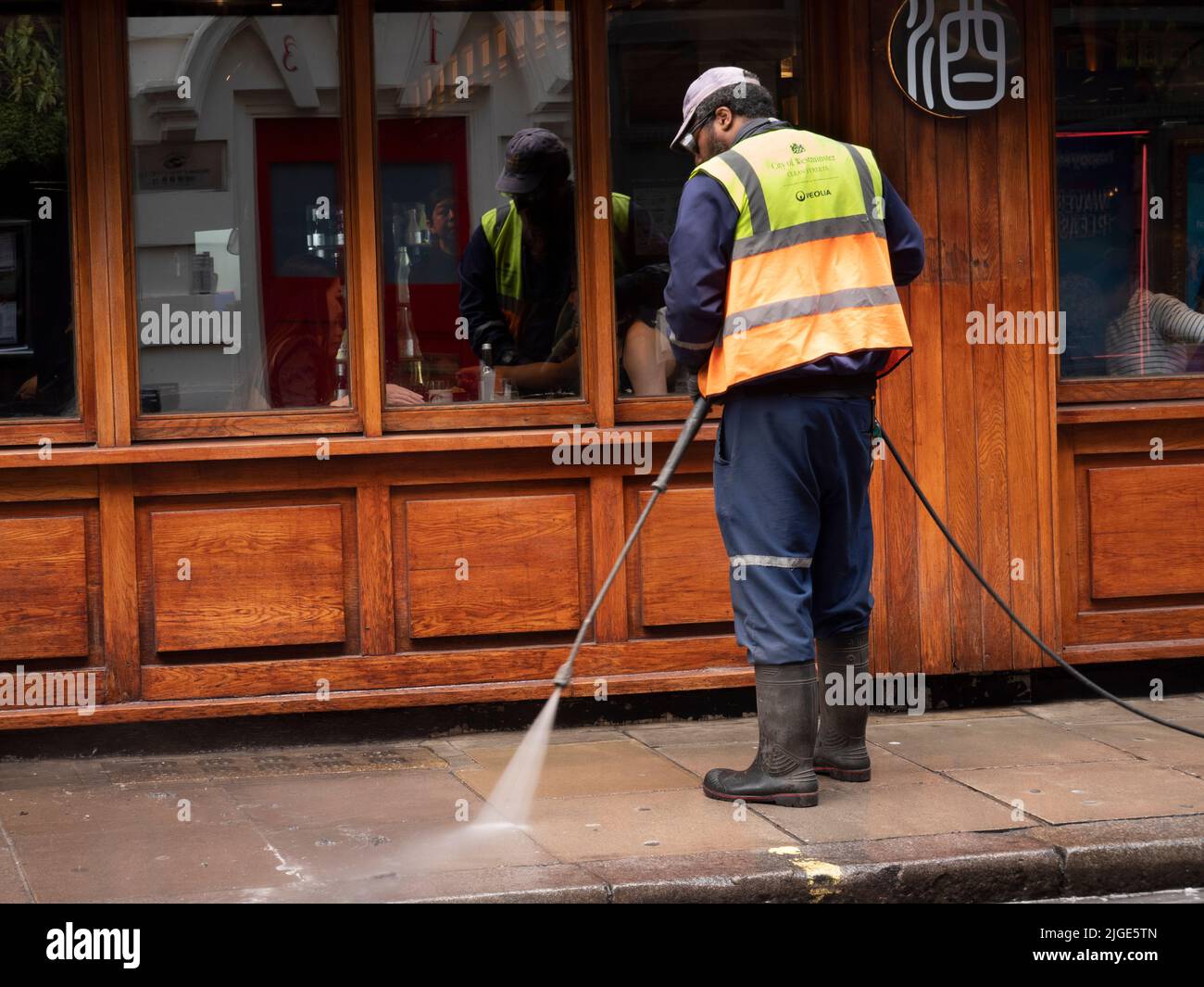 Limpieza de calles Veolia, pavimento de limpieza en Soho London, con lavado a presión o jet wash Foto de stock