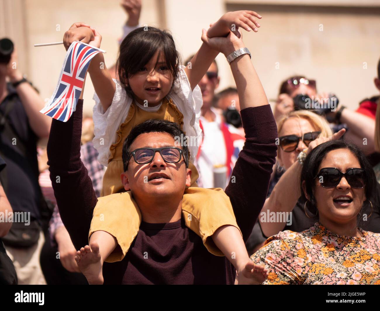 Juerguistas en Trafalgar Square durante el Jubileo Platino de la Reina 2022 Foto de stock