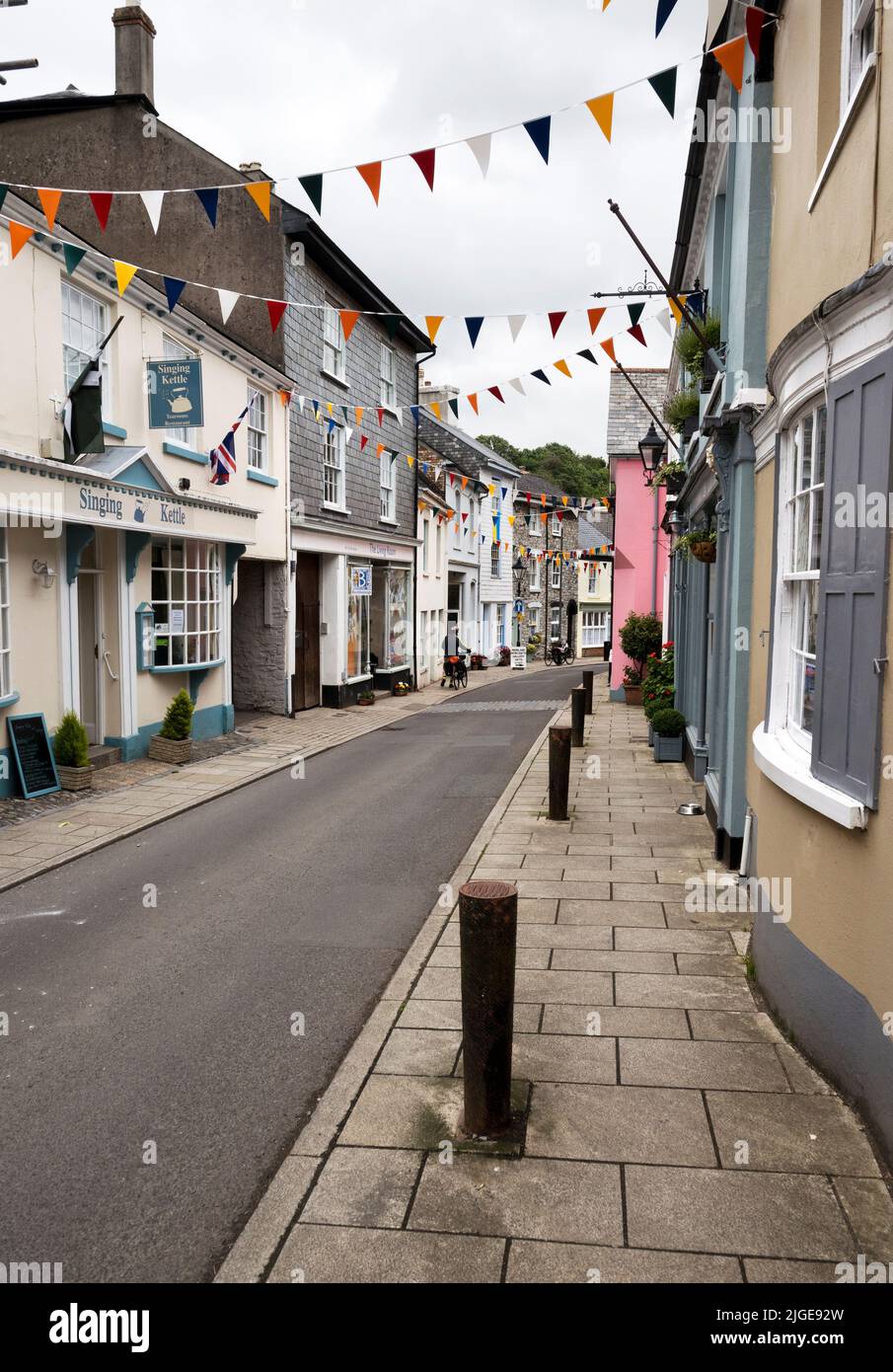 Fore Street en el pintoresco pueblo de Buckfastleigh, Devon Foto de stock