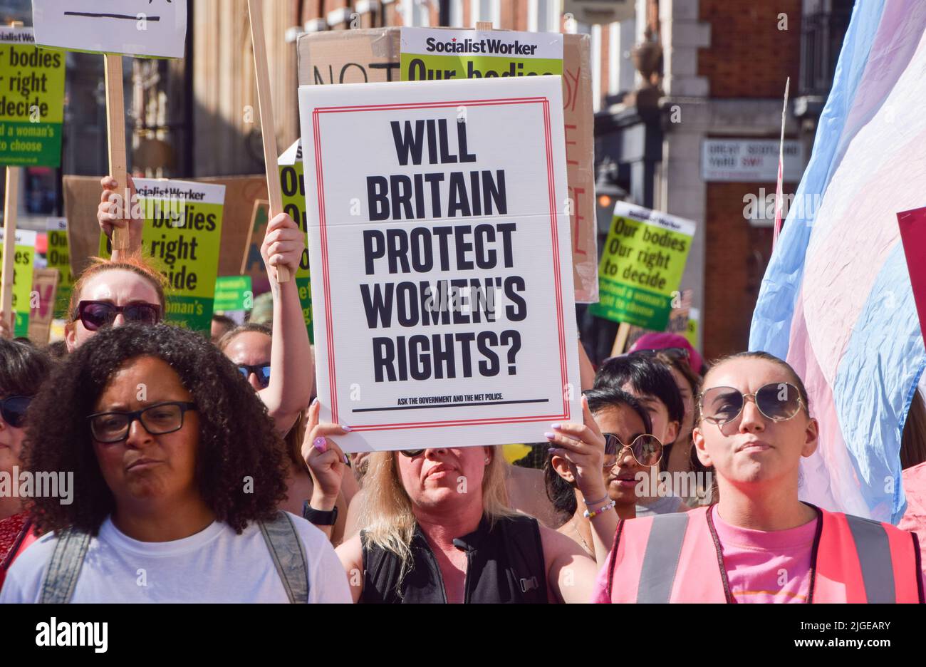 Londres, Reino Unido. 9th de julio de 2022. Manifestantes en Whitehall. Cientos de manifestantes a favor de la elección marcharon a la Embajada de los EE.UU. Tras la decisión de la Corte Suprema de revocar a Roe v Wade y allanar el camino para la prohibición de abortos en gran parte de los EE.UU. Foto de stock