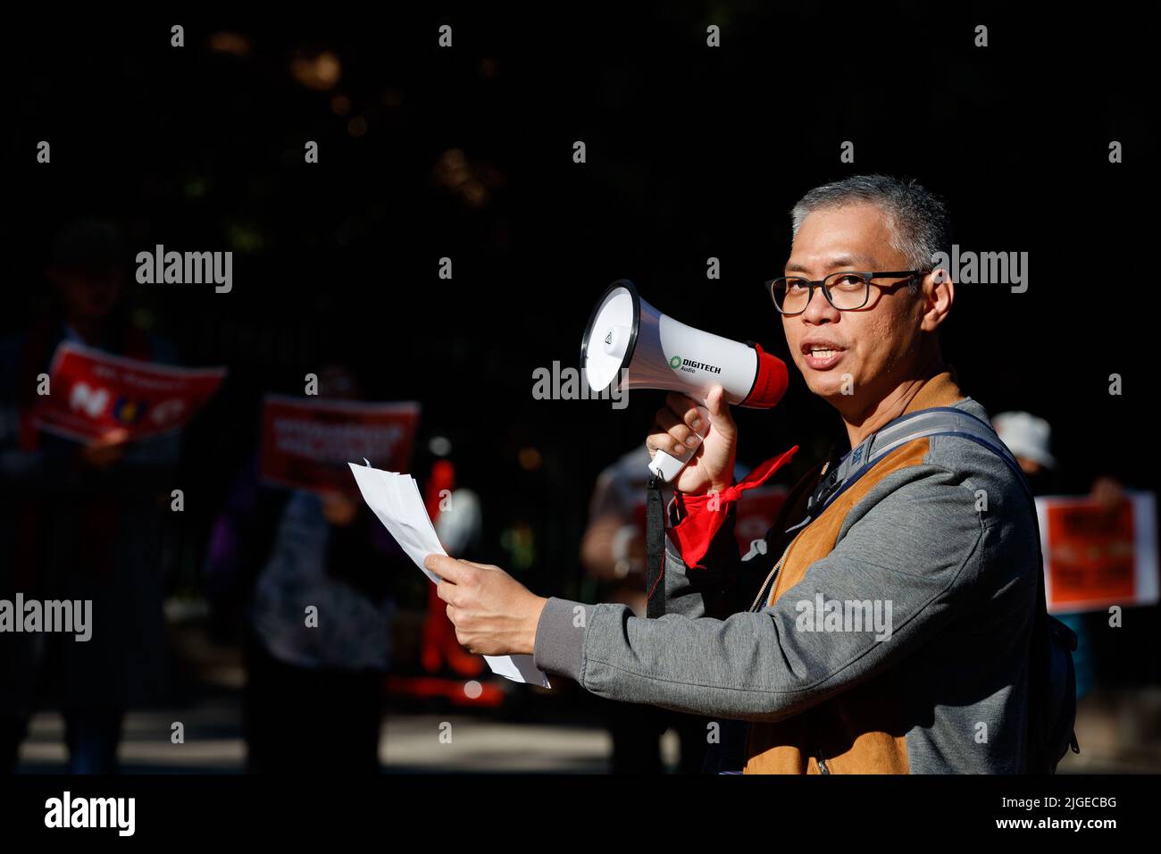 Brisbane, Australia. 09th de julio de 2022. Los manifestantes organizan cantos durante una manifestación contra el control militar de Myanmar frente al Parlamento de Queensland el 9 de julio de 2022. Miembros del Grupo de Solidaridad Birmana de Queensland organizaron una manifestación en solidaridad con aquellos que han sufrido persecución en Myanmar desde el golpe de la junta militar de febrero de 2021 (Foto de Joshua Prieto/Sipa USA) Crédito: SIPA USA/Alamy Live News Foto de stock