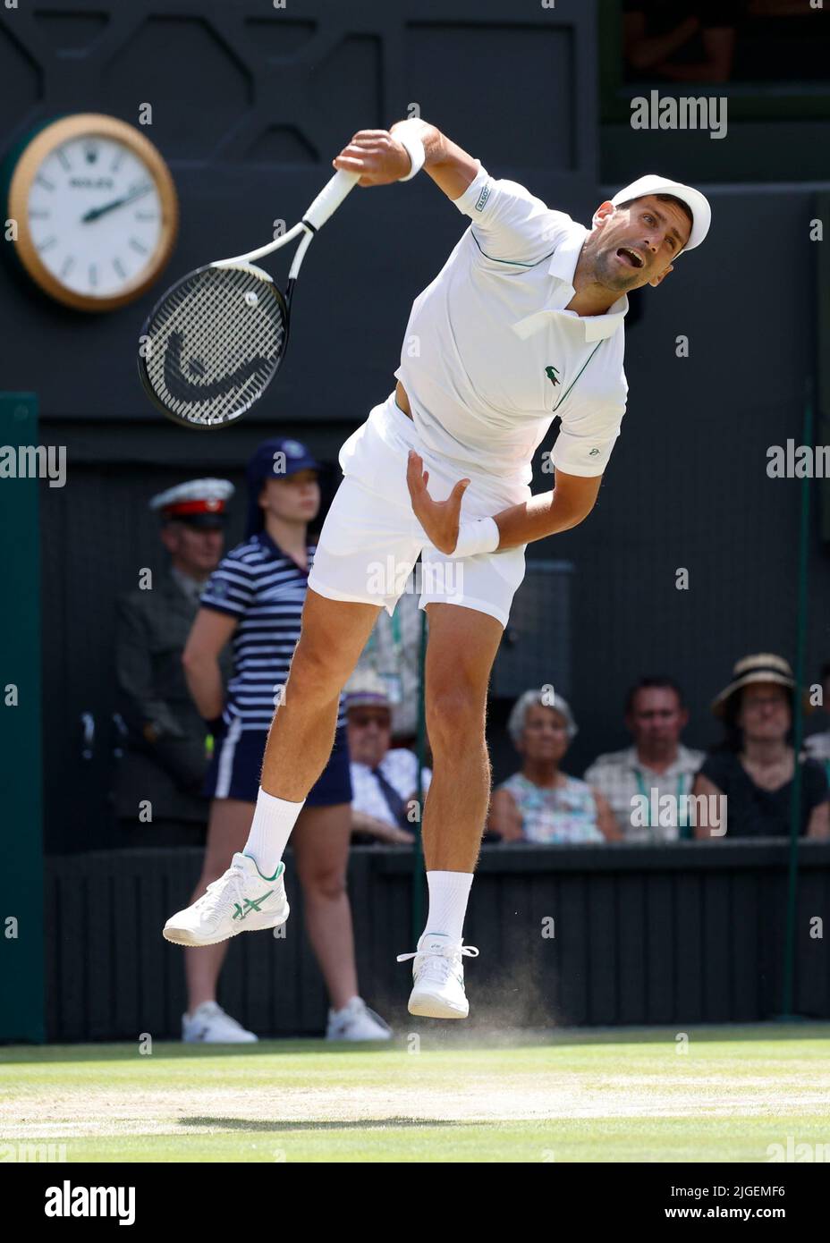 Wimbledon, Gran Bretaña 10th. Julio, 2022. El tenista serbio Novak Djokovic en acción en el Campeonato de Wimbledon 2022 el domingo 10 de julio de 2022., © Juergen Hasenkopf / Alamy Live News Foto de stock