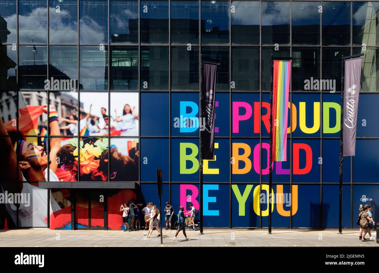 LGBT estos anuncios 'Se orgulloso, se audaz' en las ventanas de Coutts Bank, grupo Nat West, The Strand, Londres Foto de stock