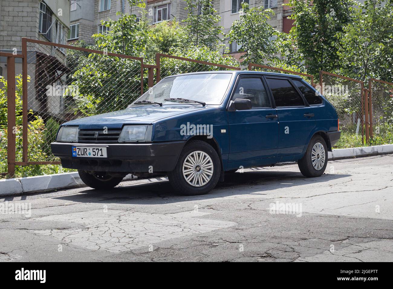CHISINAU, MOLDAVIA-30 DE MAYO de 2022: 1991 VAZ-2109 Sputnik (alias Lada Samara 1500s cinco puertas hatchback) Foto de stock